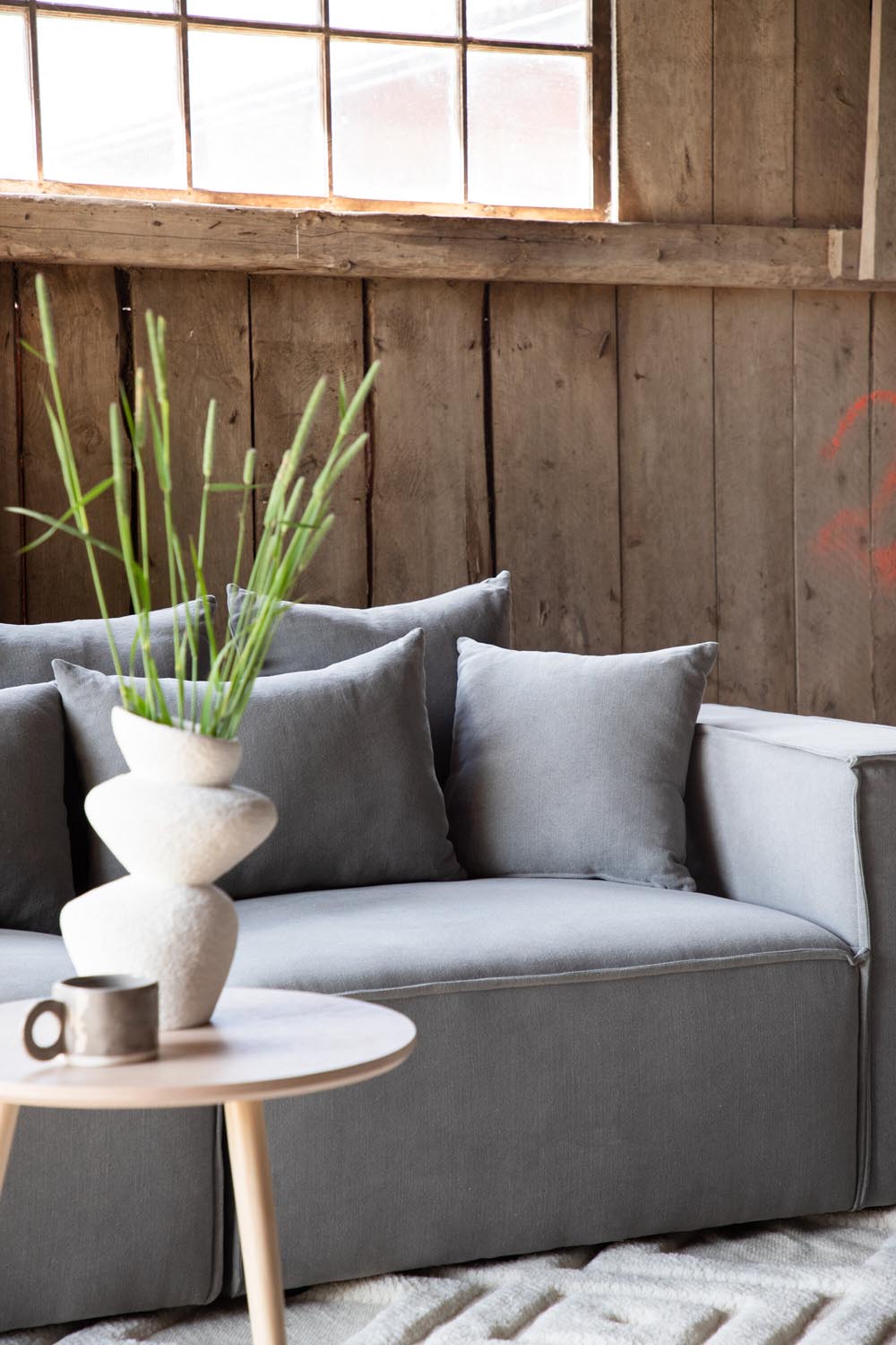 Gillholmen Sofa in Grau präsentiert im Onlineshop von KAQTU Design AG. 3er Sofa ist von Vind