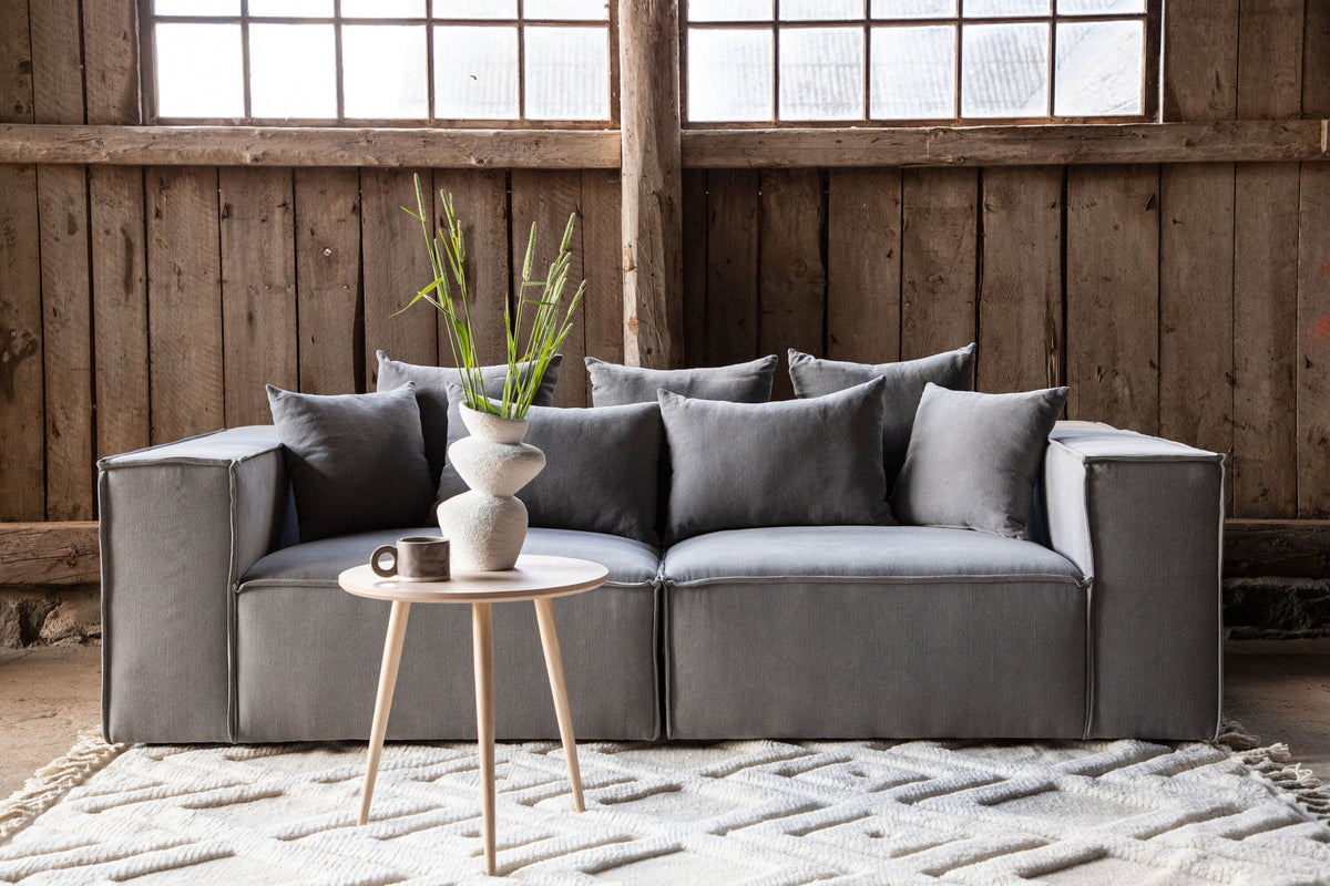 Gillholmen Sofa in Grau präsentiert im Onlineshop von KAQTU Design AG. 3er Sofa ist von Vind