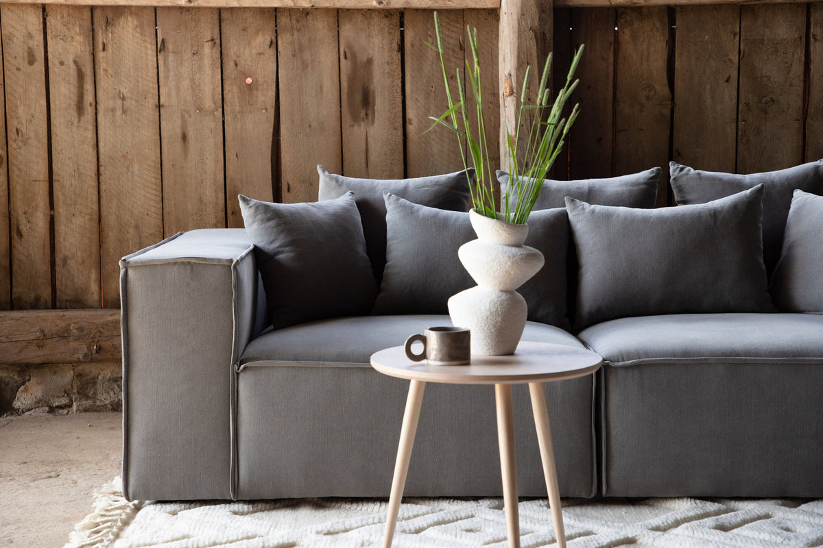 Gillholmen Sofa in Grau präsentiert im Onlineshop von KAQTU Design AG. 3er Sofa ist von Vind