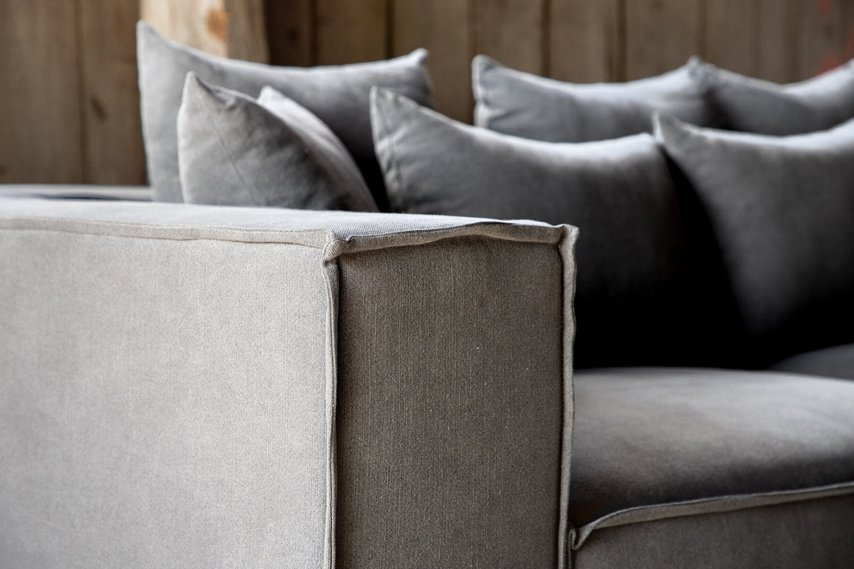 Gillholmen Sofa in Grau präsentiert im Onlineshop von KAQTU Design AG. 3er Sofa ist von Vind
