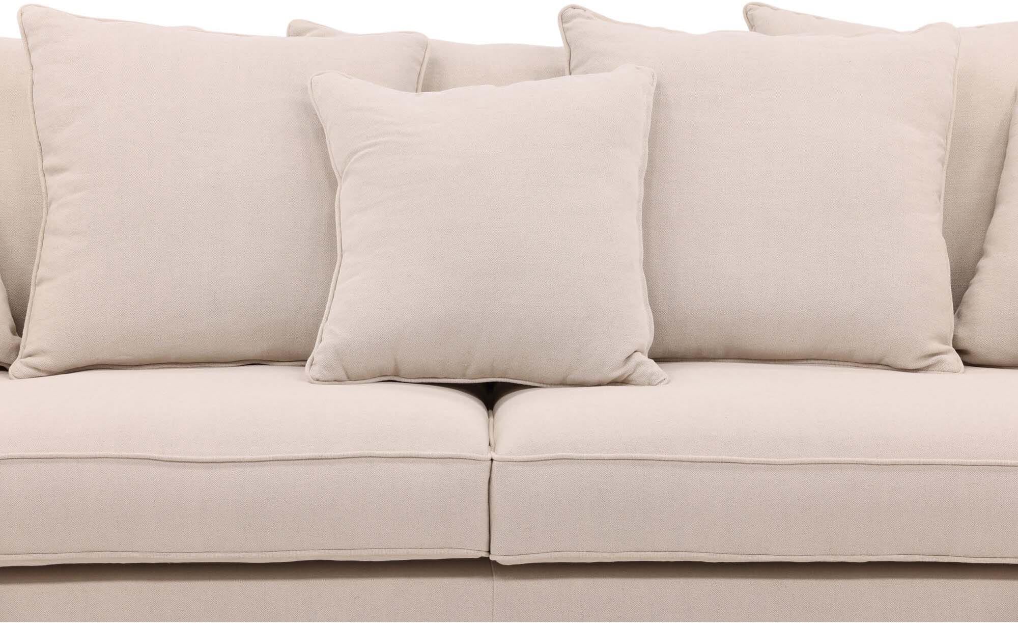 Luxuriöses Segelskären Sofa von Vind: Cremefarbenes Design, schmale Kiefernholzbeine und trendige Kissen für stilvolle Entspannung.