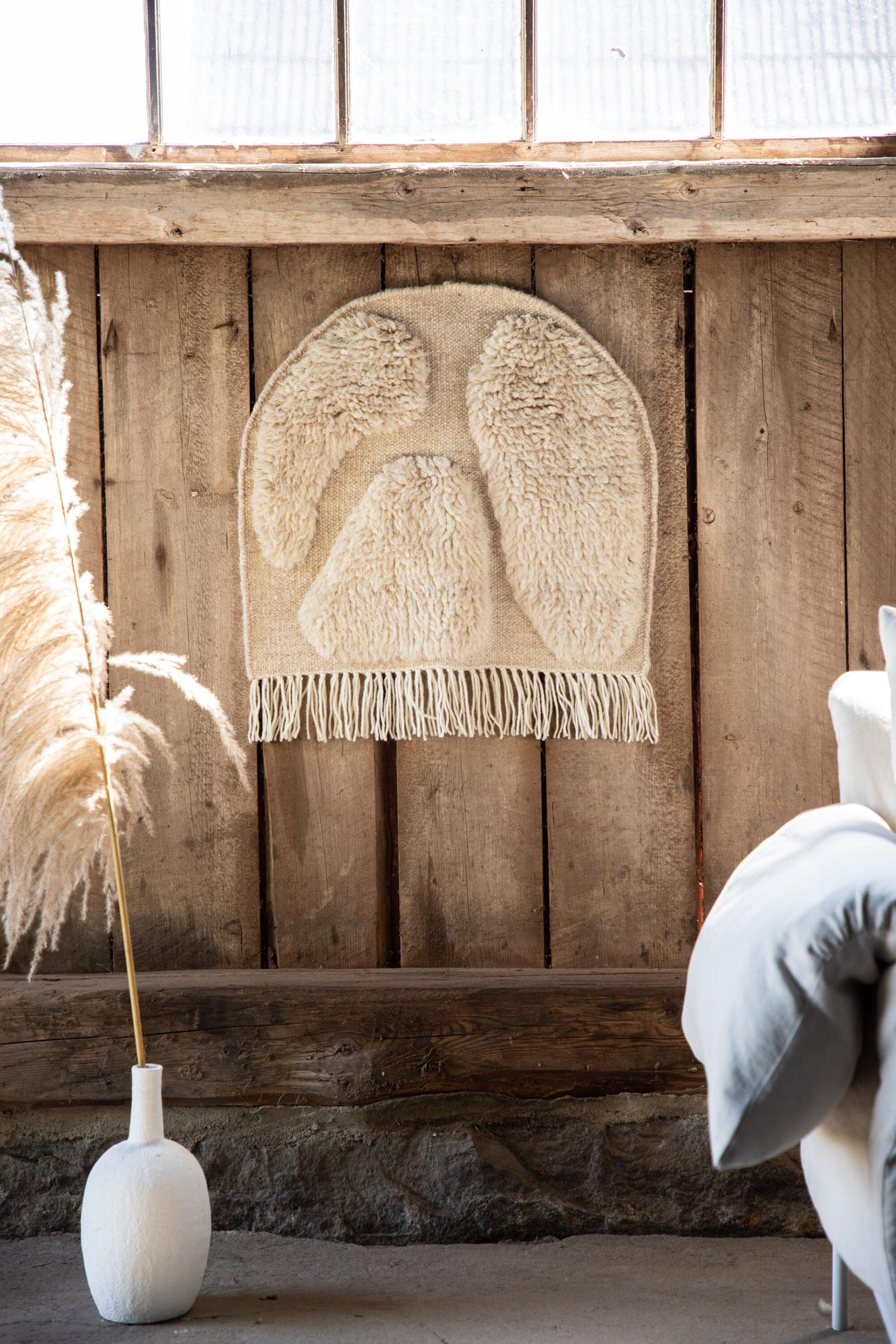 Entdecken Sie den Jakobsö Wandteppich von Vind – ein stilvolles, gemütliches Highlight aus hochwertiger Wolle für Ihr Zuhause.