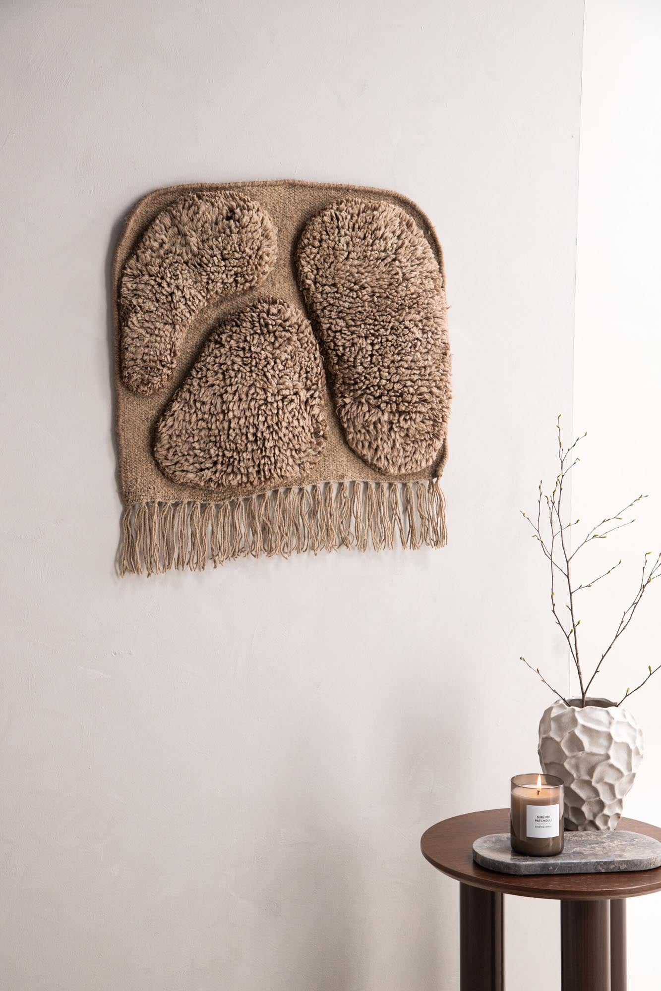 Verleihen Sie Ihrem Raum mit dem Jakobsö Wandteppich von Vind eine gemütliche Note. Hochwertige Wolle, harmonisches Design und vielseitige Einsatzmöglichkeiten.