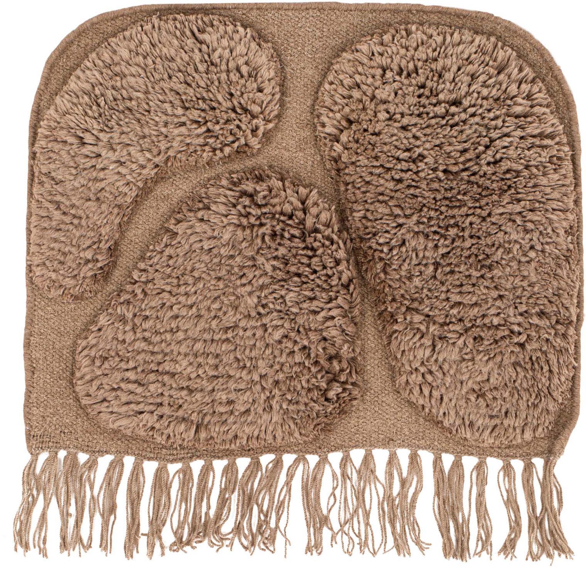 Entdecken Sie den Jakobsö Wandteppich von Vind: stilvolle Wolle, gemütliches Raumklima, einzigartiges Design in Erdton. Ideal für jeden Einrichtungsstil.