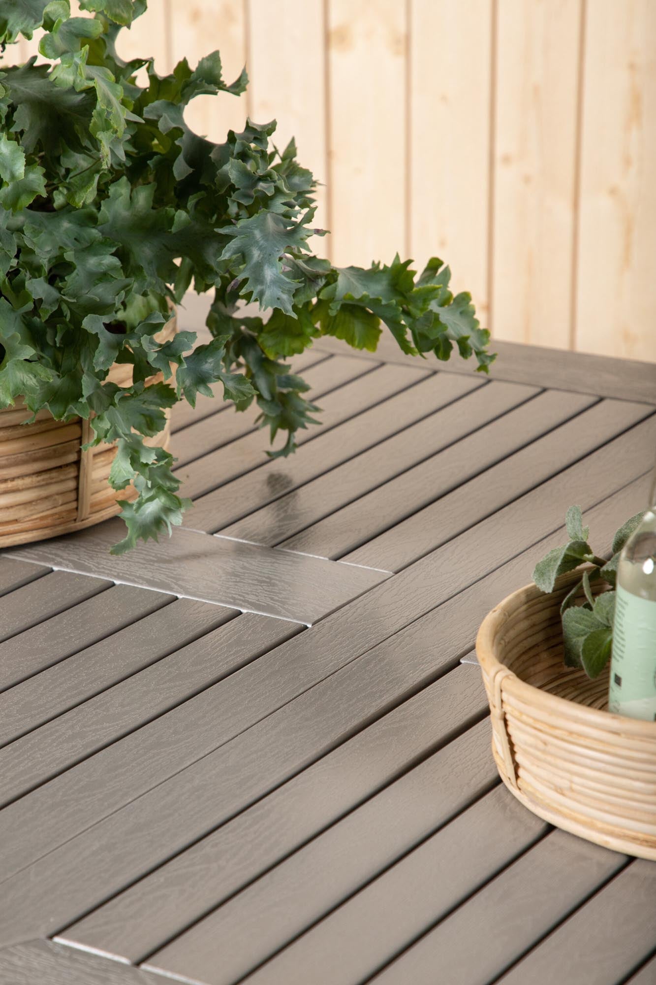 Albany Gartentisch: Perfekt für gesellige Runden im Freien.