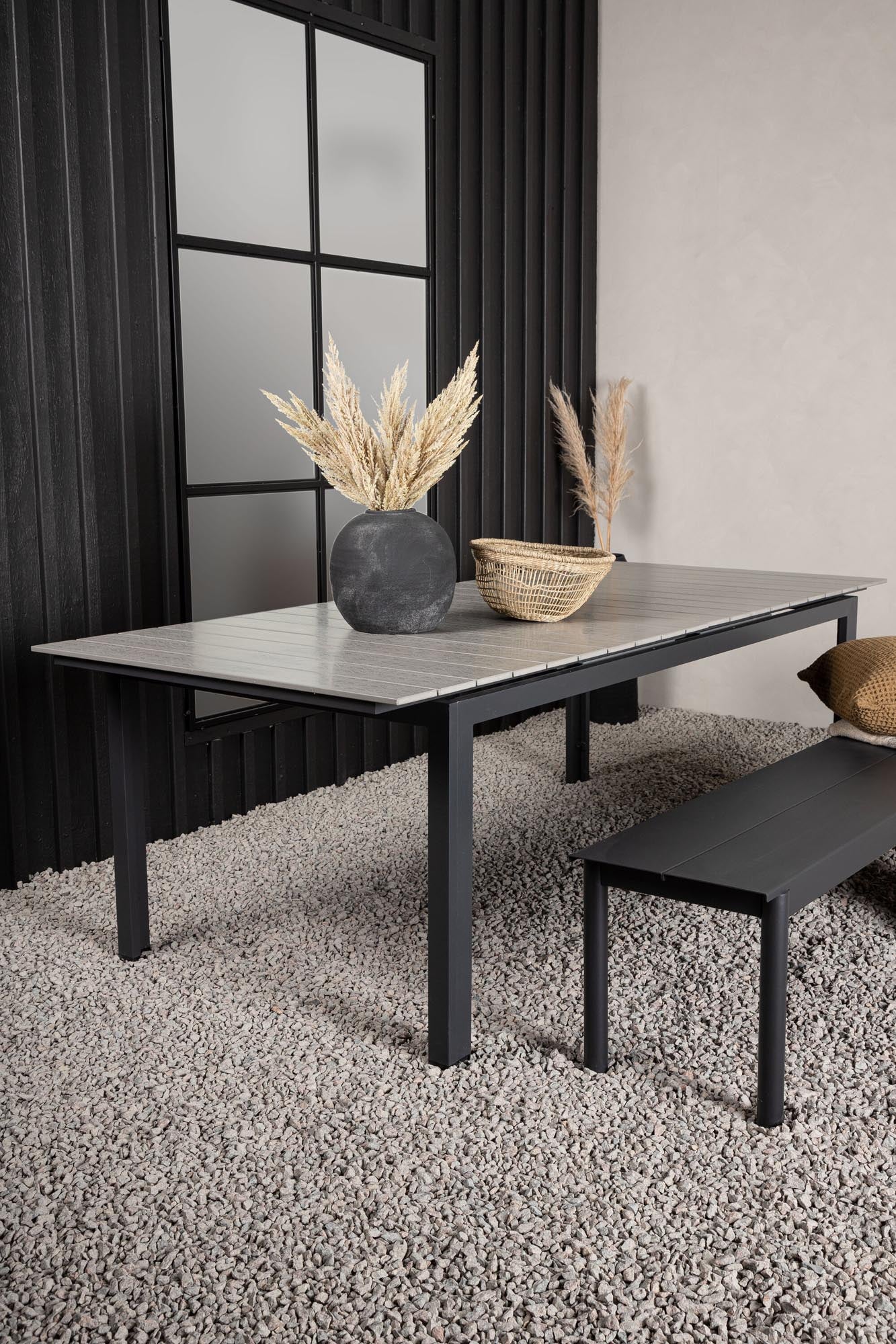 Entdecken Sie den vielseitigen Levels Gartentisch von Venture Home – ausziehbar, elegant und perfekt für jeden Anlass im Freien.