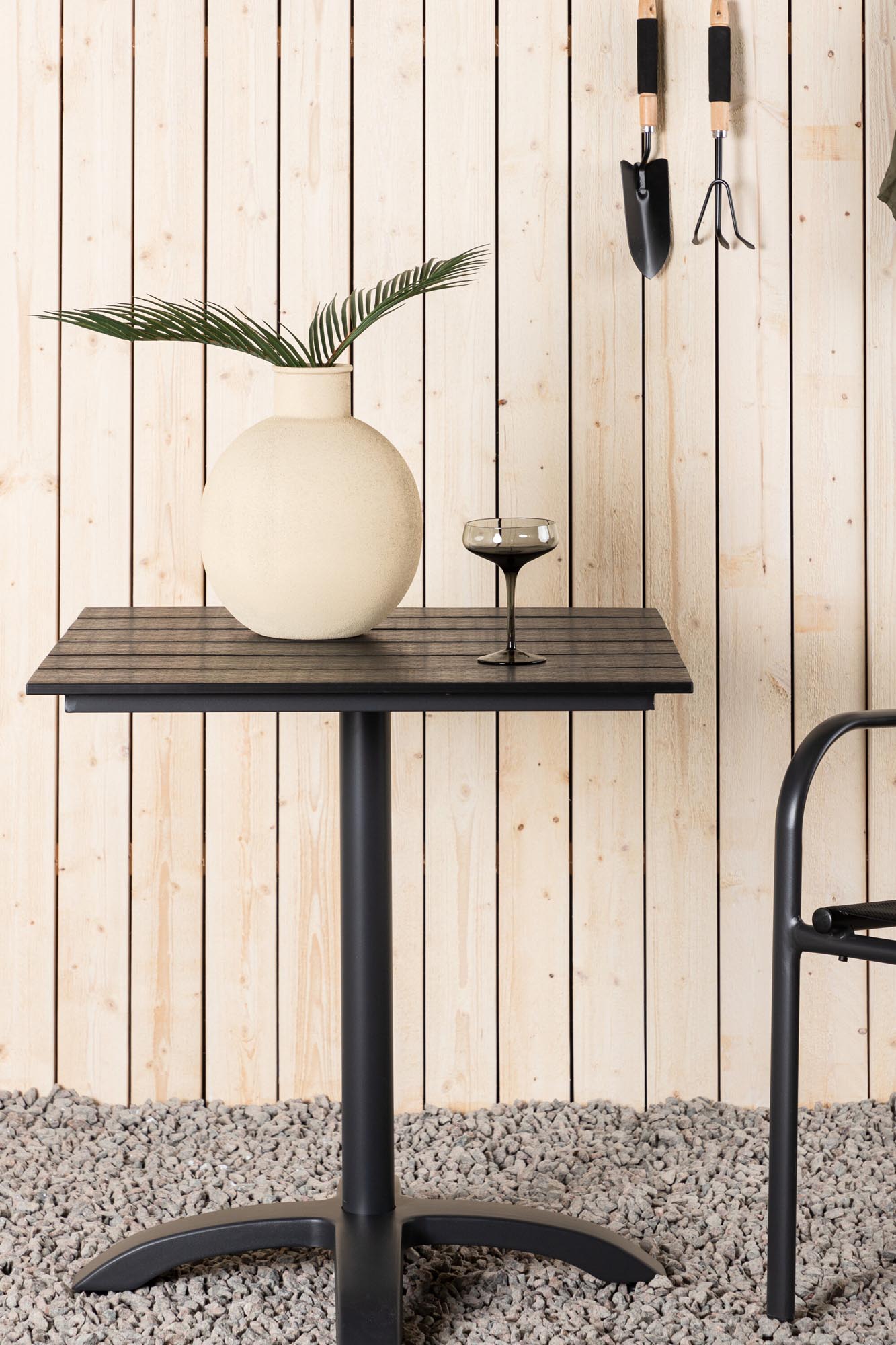 Eleganter und robuster Outdoor-Coffee Tisch von Venture Home, 70x70 cm, perfekt für Garten und Terrasse. Wetterfest und vielseitig einsetzbar.