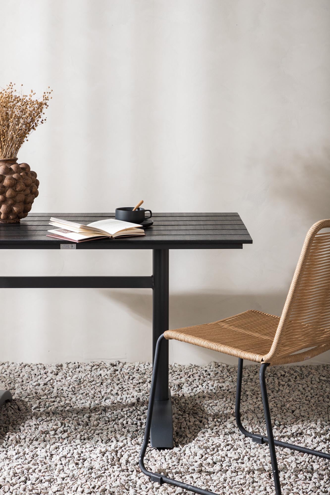 Moderner Denver Gartentisch von Venture Home für Ihren Aussenbereich.