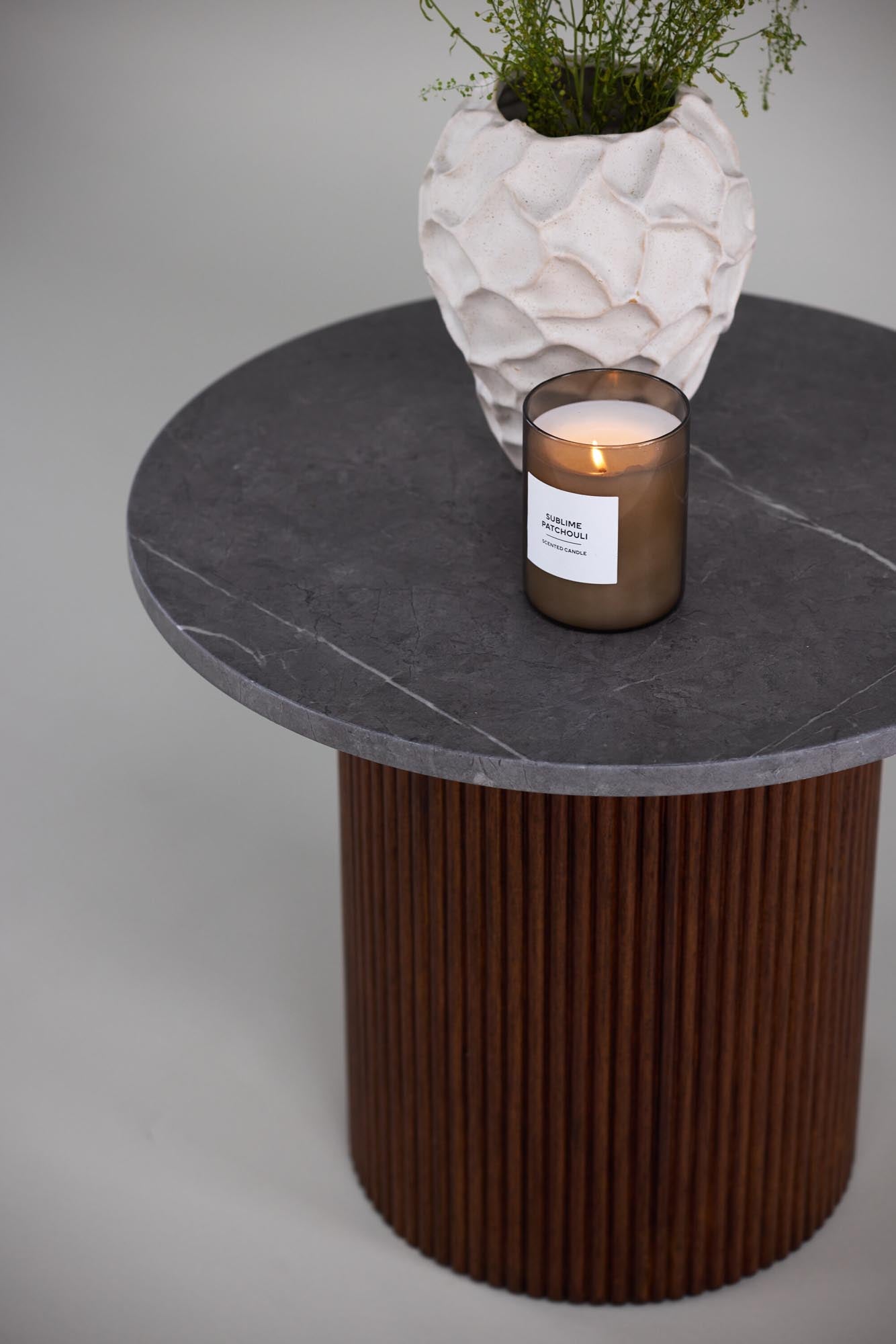 Der Härön Beistelltisch von Vind vereint elegantes Design mit Funktionalität. Aus robustem Eschenholz und pflegeleichtem MDF gefertigt, passt er perfekt in jedes Zuhause.