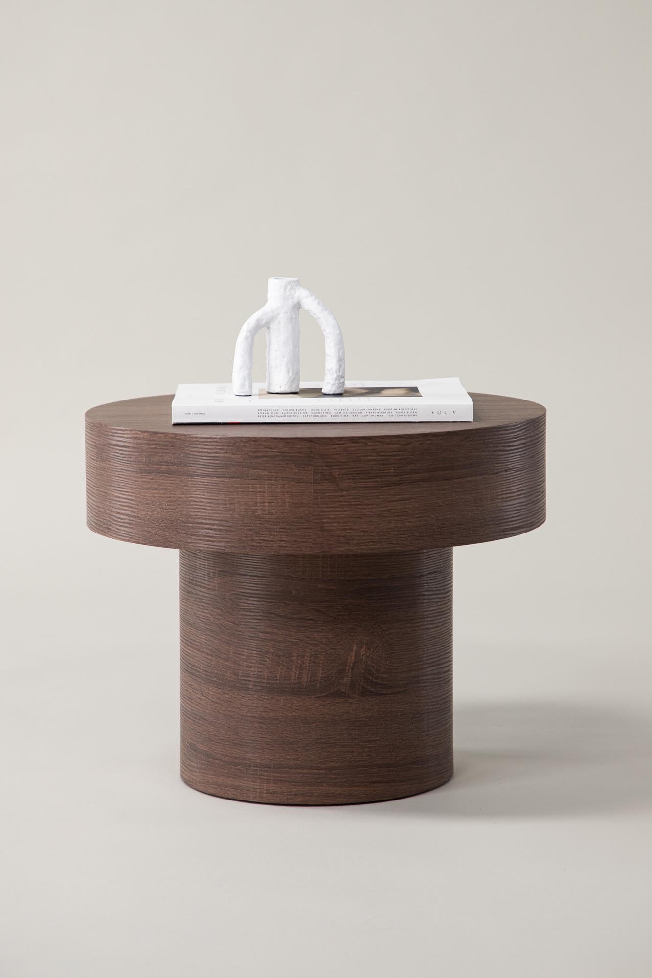 Entdecken Sie den Malung Beistelltisch von Vind – stilvolles Design, robuste MDF-Oberfläche und vielseitige Einsatzmöglichkeiten für Ihr Zuhause.