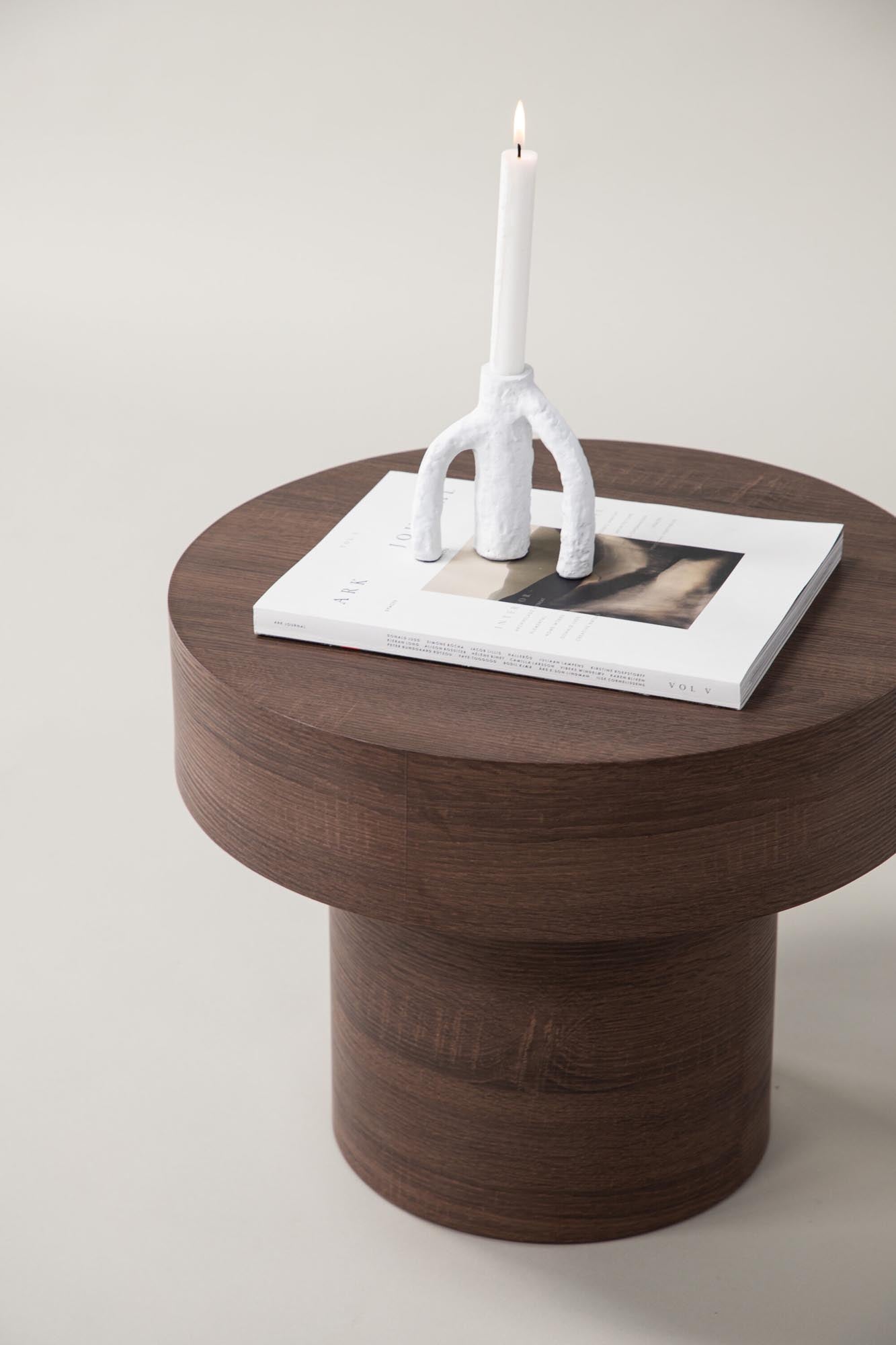 Entdecken Sie den Malung Beistelltisch von Vind – ein elegantes Möbelstück aus robustem MDF, ideal für jeden Wohnraum.