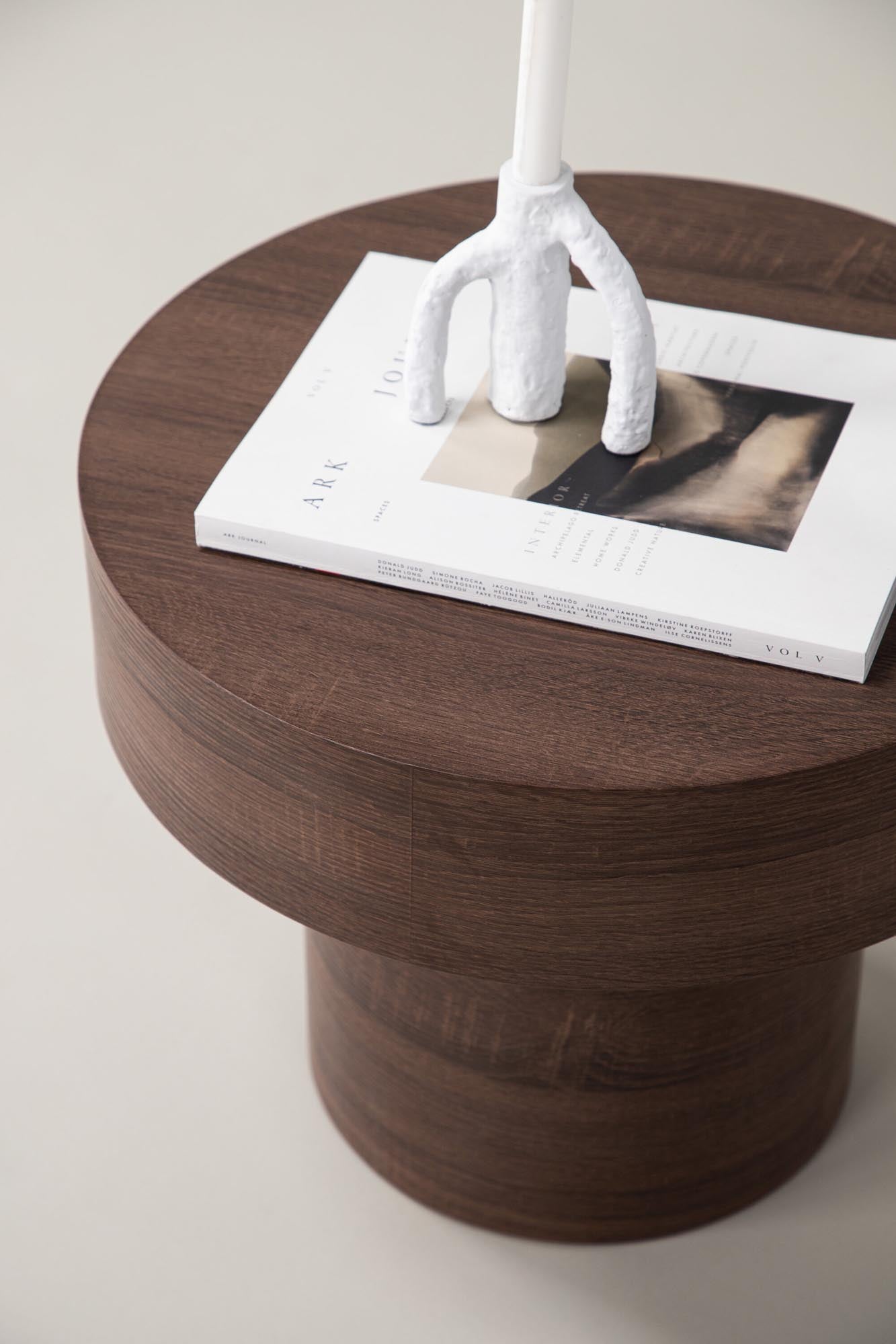 Erleben Sie den Malung Beistelltisch von Vind – stilvoll, vielseitig und pflegeleicht, perfekt für Ihr modernes Zuhause.