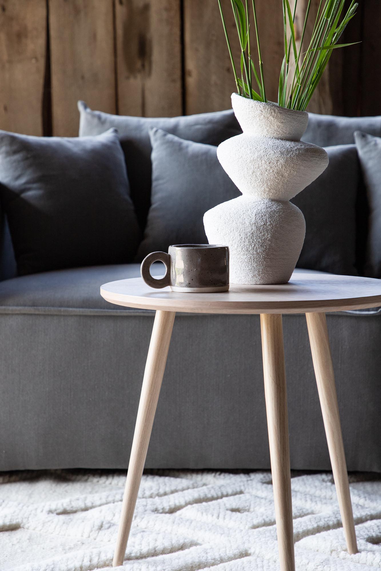 Entdecken Sie den eleganten Askim Beistelltisch von Vind – ein stilvolles Möbelstück aus FSC®-zertifiziertem MDF und robustem Stahl, ideal für jedes Zuhause.