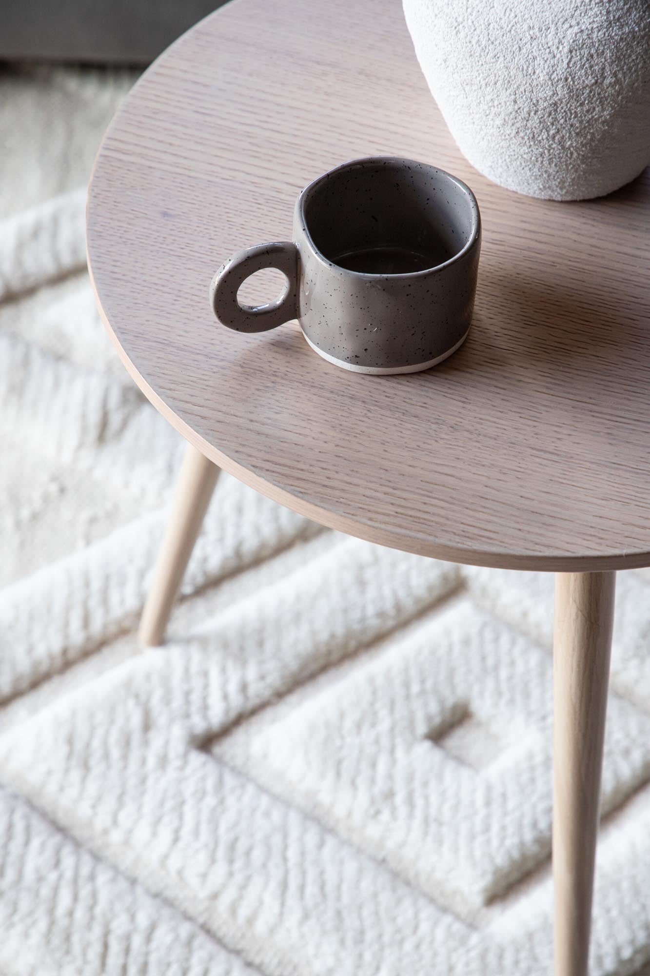 Erleben Sie den Askim Beistelltisch von Vind – ein elegantes Design aus nachhaltigen Materialien, perfekt für vielseitige Anwendungen in Ihrem Zuhause.