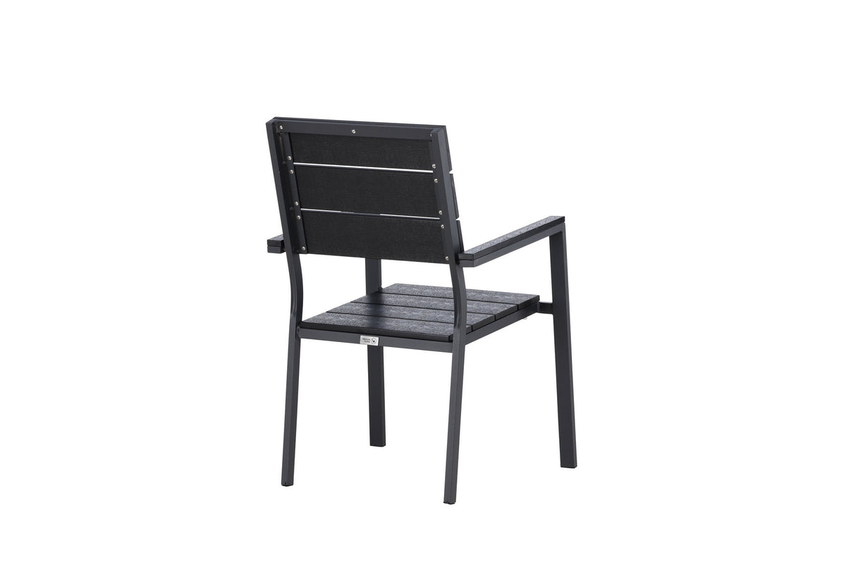 Levels Gartenstuhl in Schwarz präsentiert im Onlineshop von KAQTU Design AG. Gartenstuhl mit Armlehnen ist von Venture Home