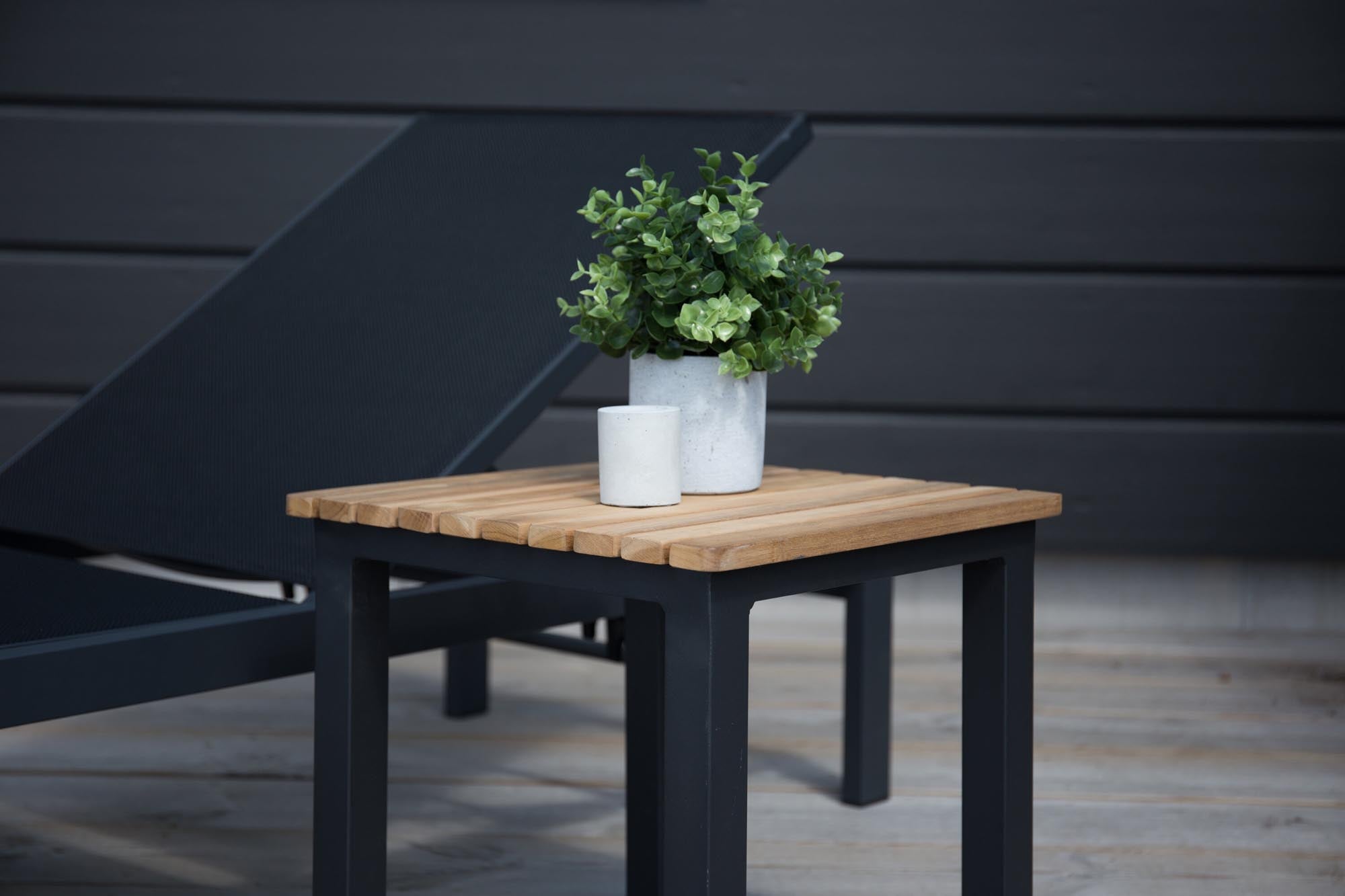 Genießen Sie entspannte Stunden im Freien mit der stilvollen Copacabana Sonnenliege von Venture Home – ideal für Garten, Terrasse und Balkon.