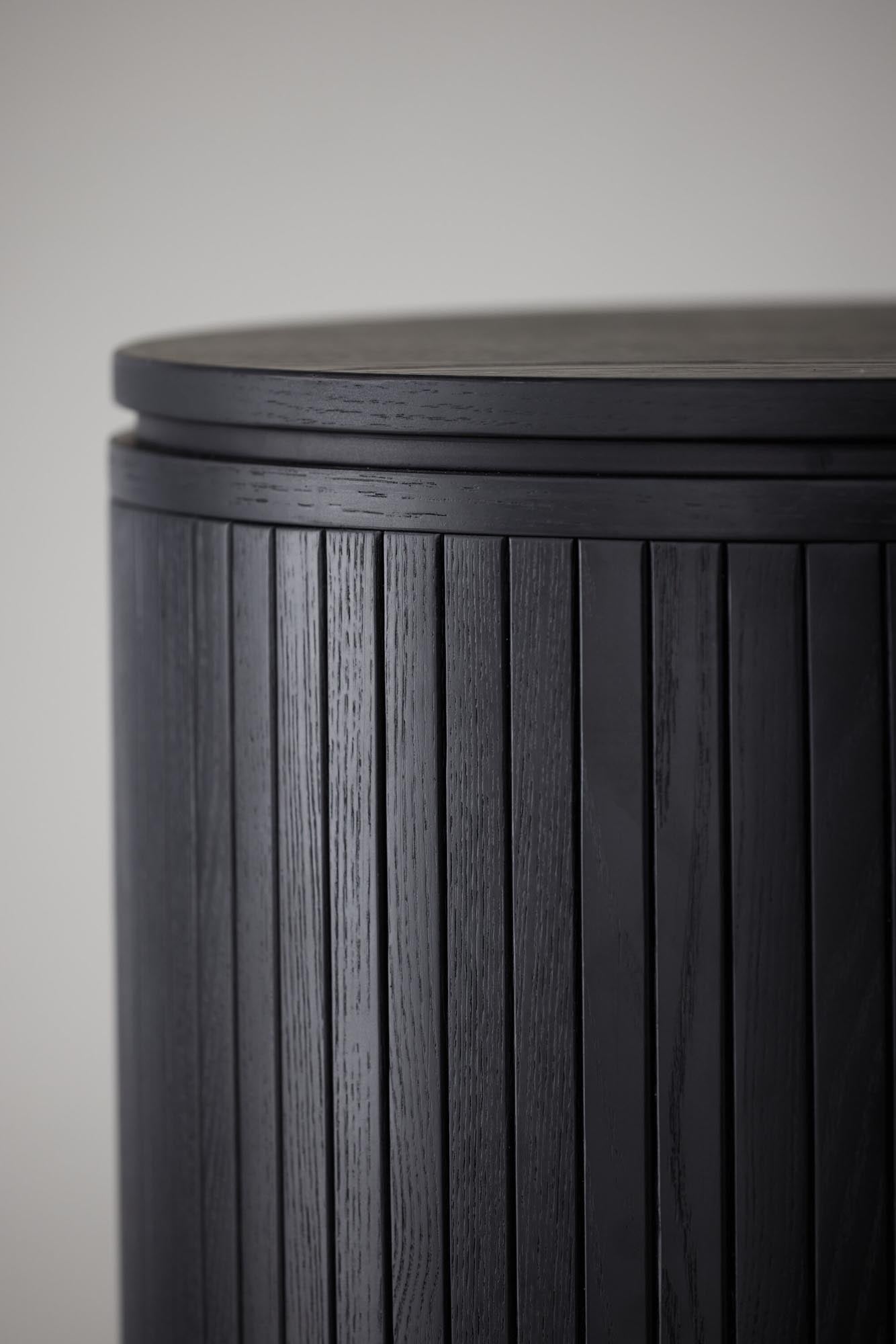 Elegantes Fjällbacka Sideboard aus schwarzer Eiche und MDF, 160x48x80cm. Ideal für stilvolle Aufbewahrung und modernes Wohnen.