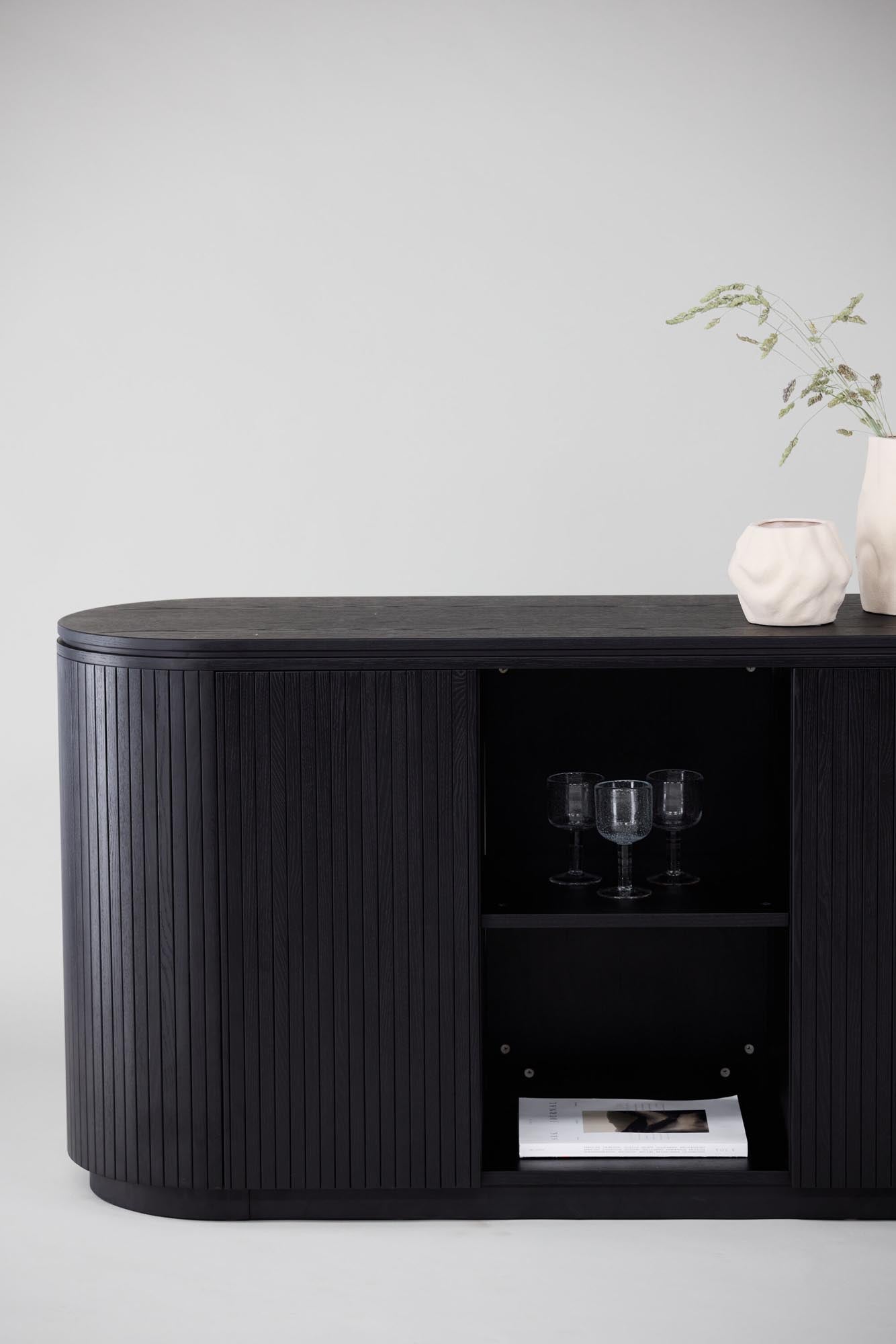 Stilvolles Fjällbacka Sideboard von Vind, skandinavisches Design aus schwarzer Eiche und MDF, ideal für modernes Wohnen. Maße: 160x48x80 cm.