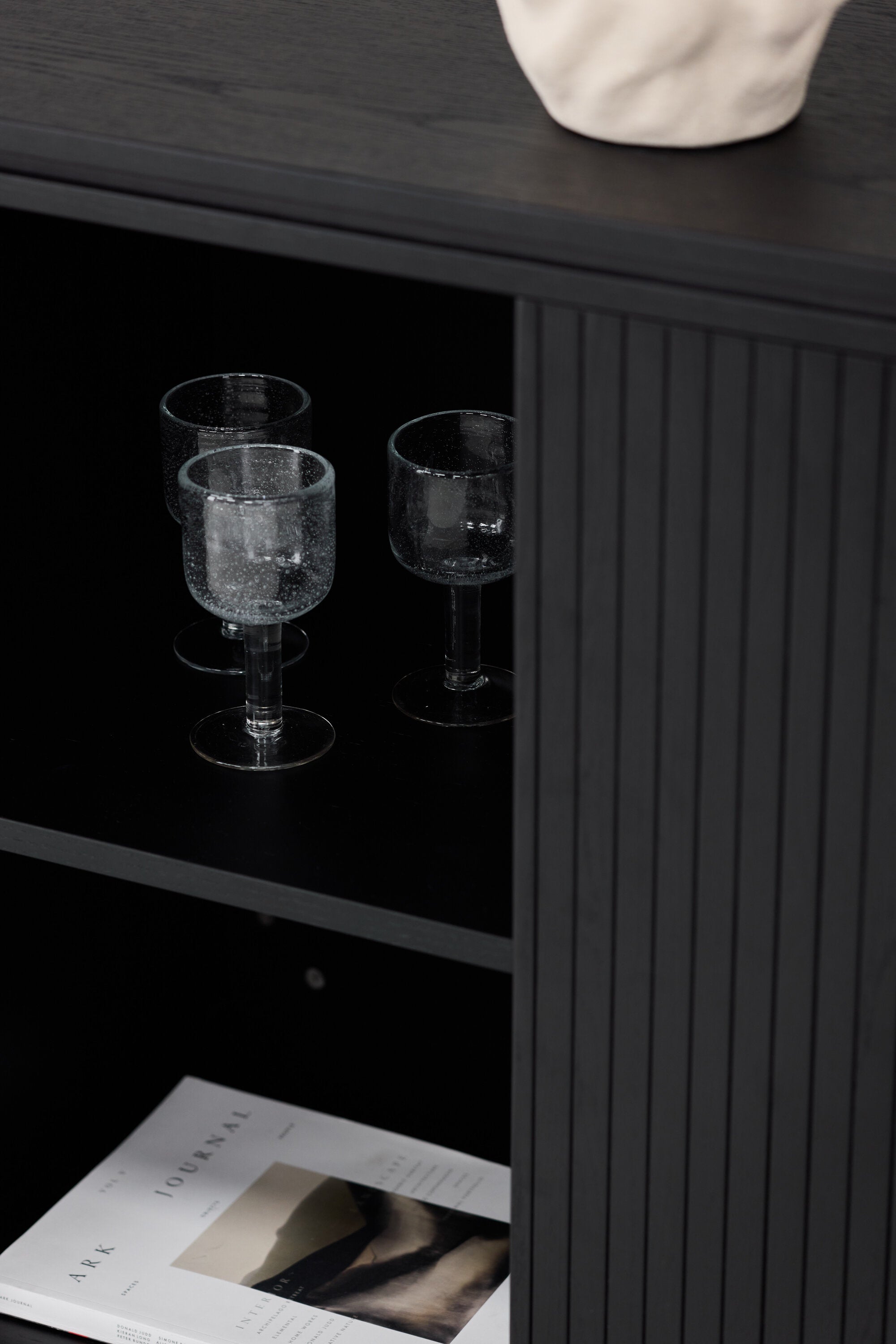 Fjällbacka Sideboard in Schwarz präsentiert im Onlineshop von KAQTU Design AG. Cabinet ist von Vind