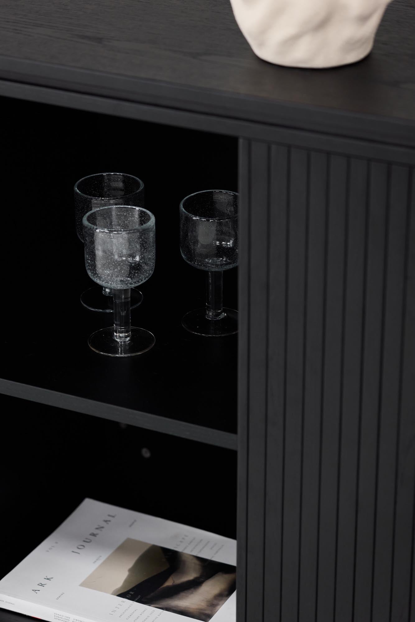 Stilvolles Fjällbacka Sideboard von Vind, skandinavische Eleganz.