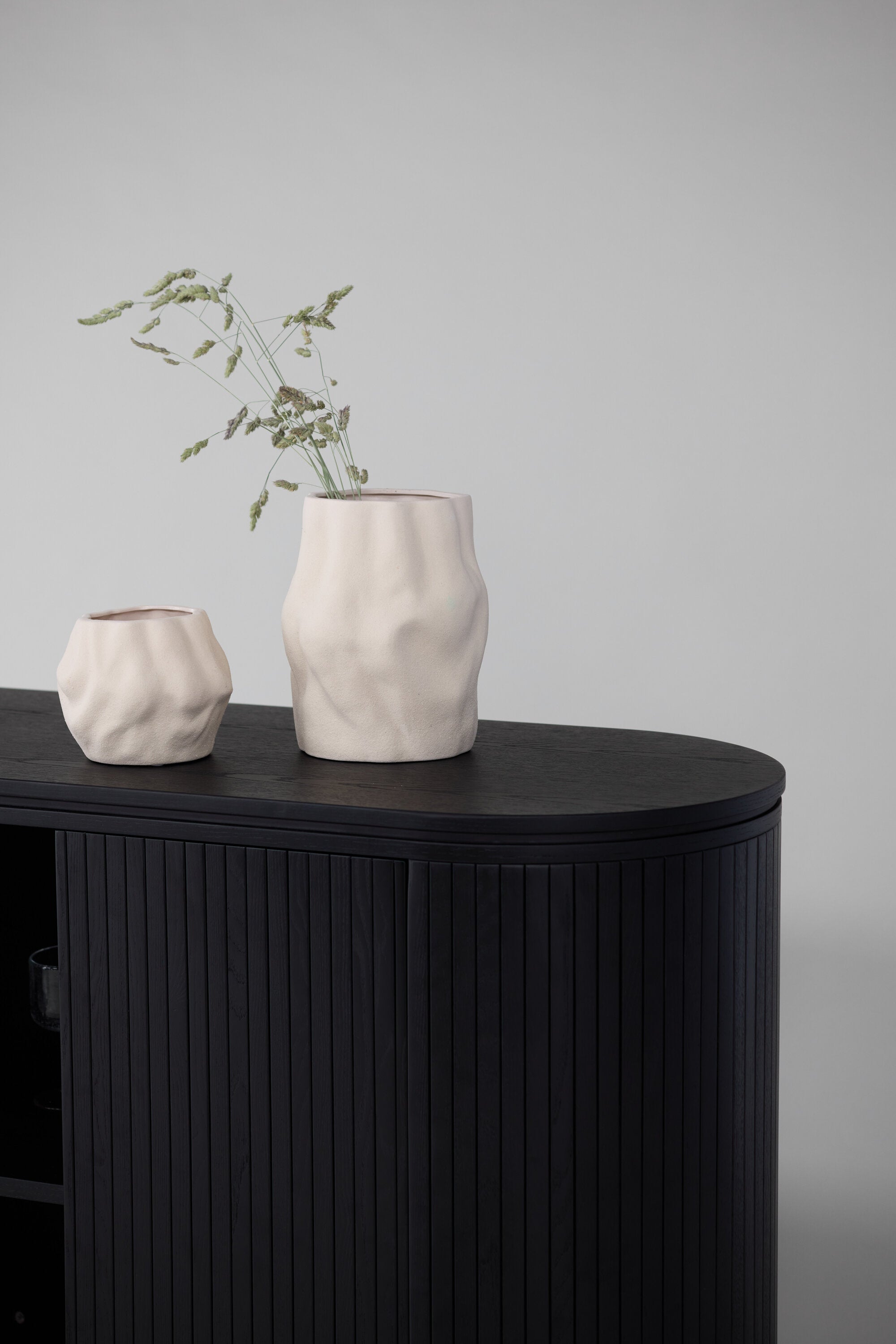 Fjällbacka Sideboard in Schwarz präsentiert im Onlineshop von KAQTU Design AG. Cabinet ist von Vind
