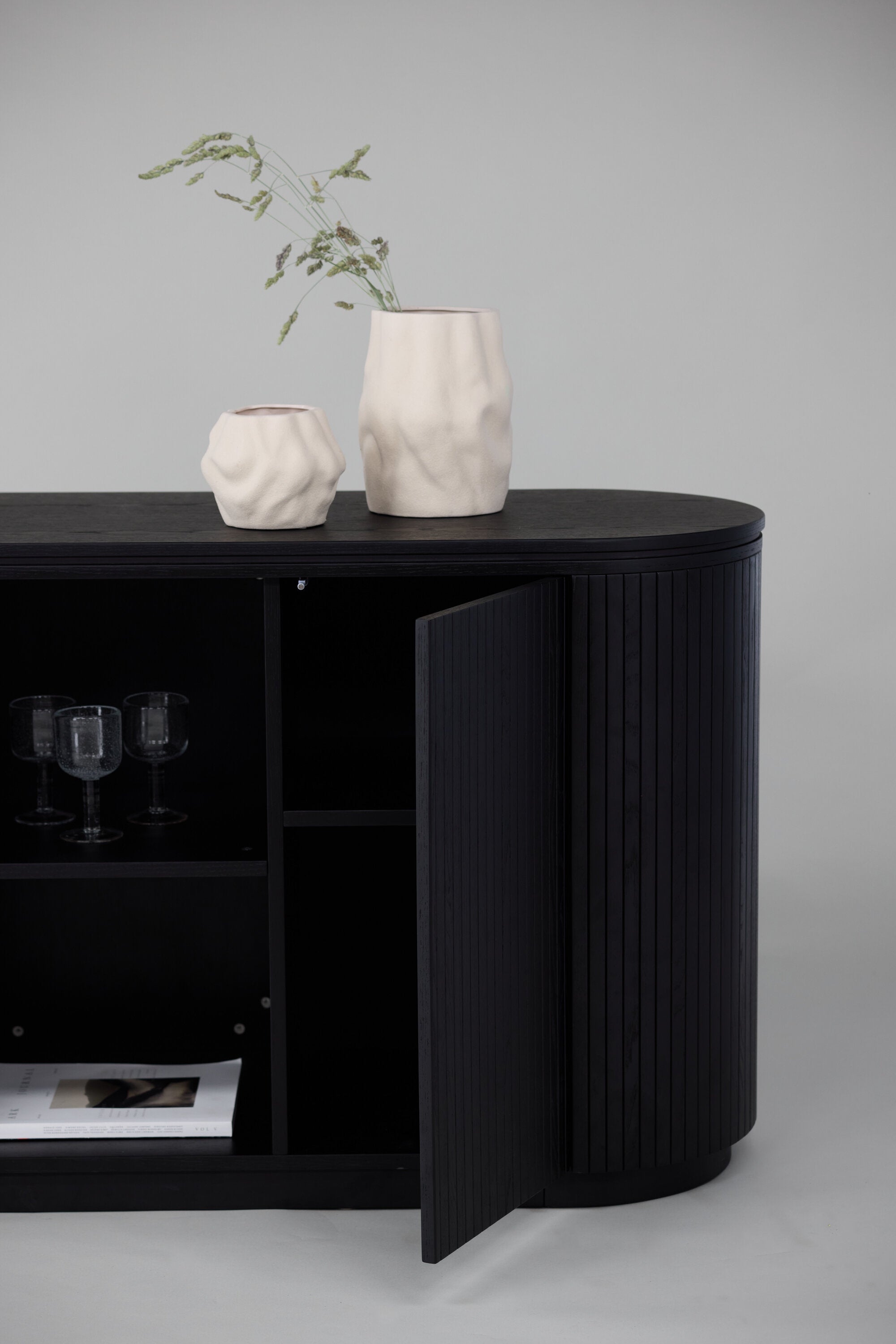 Fjällbacka Sideboard in Schwarz präsentiert im Onlineshop von KAQTU Design AG. Cabinet ist von Vind