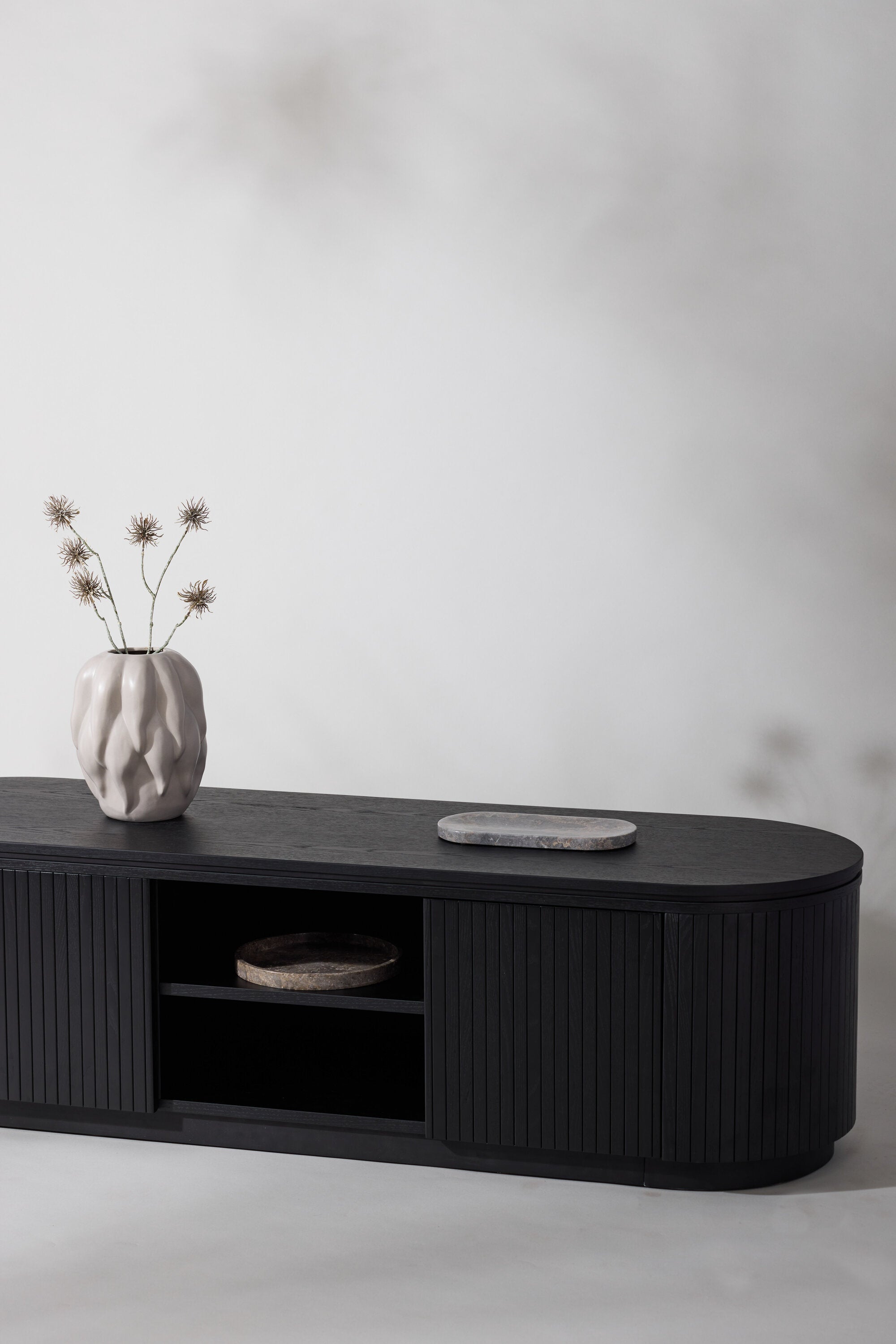 Fjällbacka TV Ständer in Schwarz präsentiert im Onlineshop von KAQTU Design AG. TV-Möbel ist von Vind