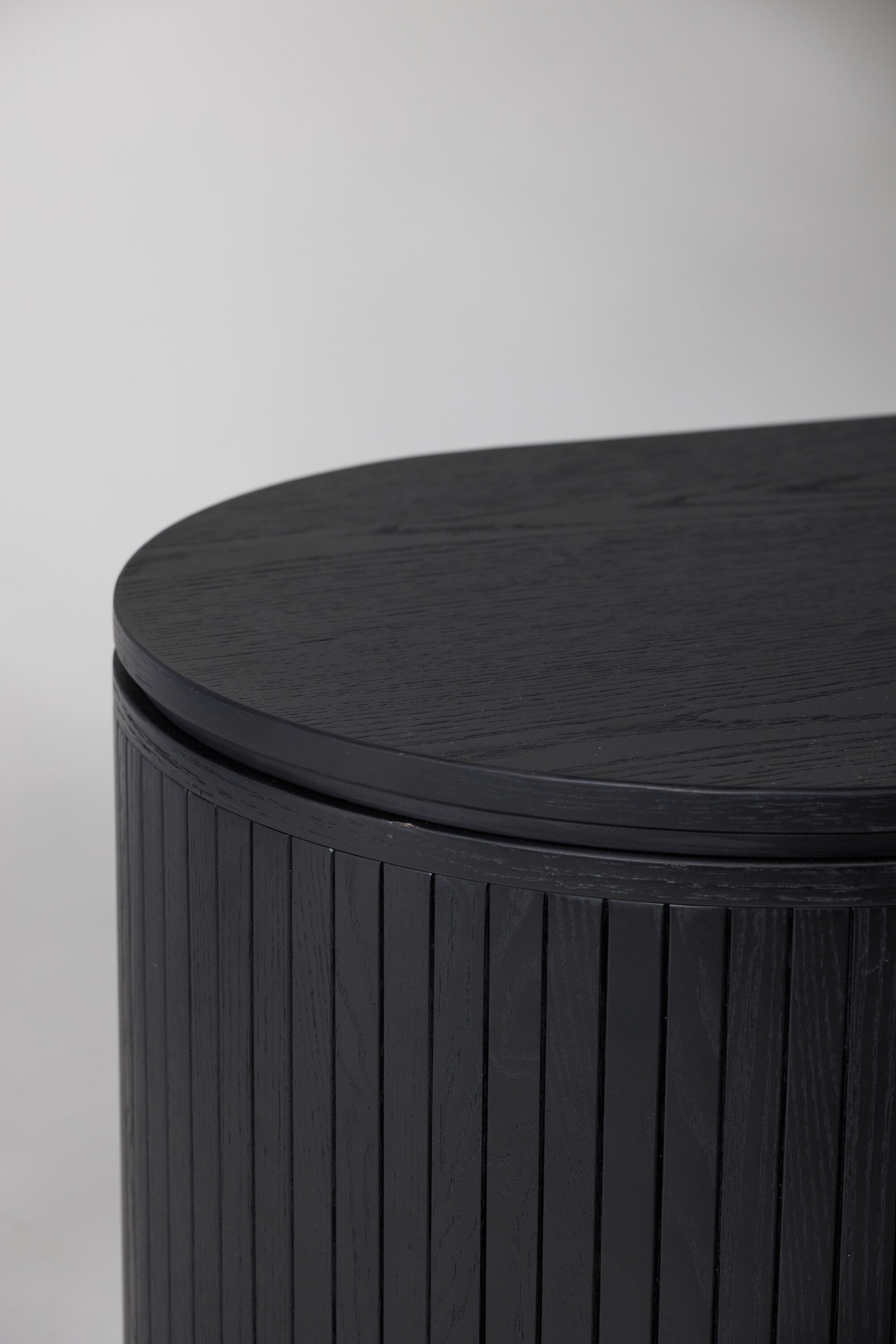 Fjällbacka TV Ständer in Schwarz präsentiert im Onlineshop von KAQTU Design AG. TV-Möbel ist von Vind
