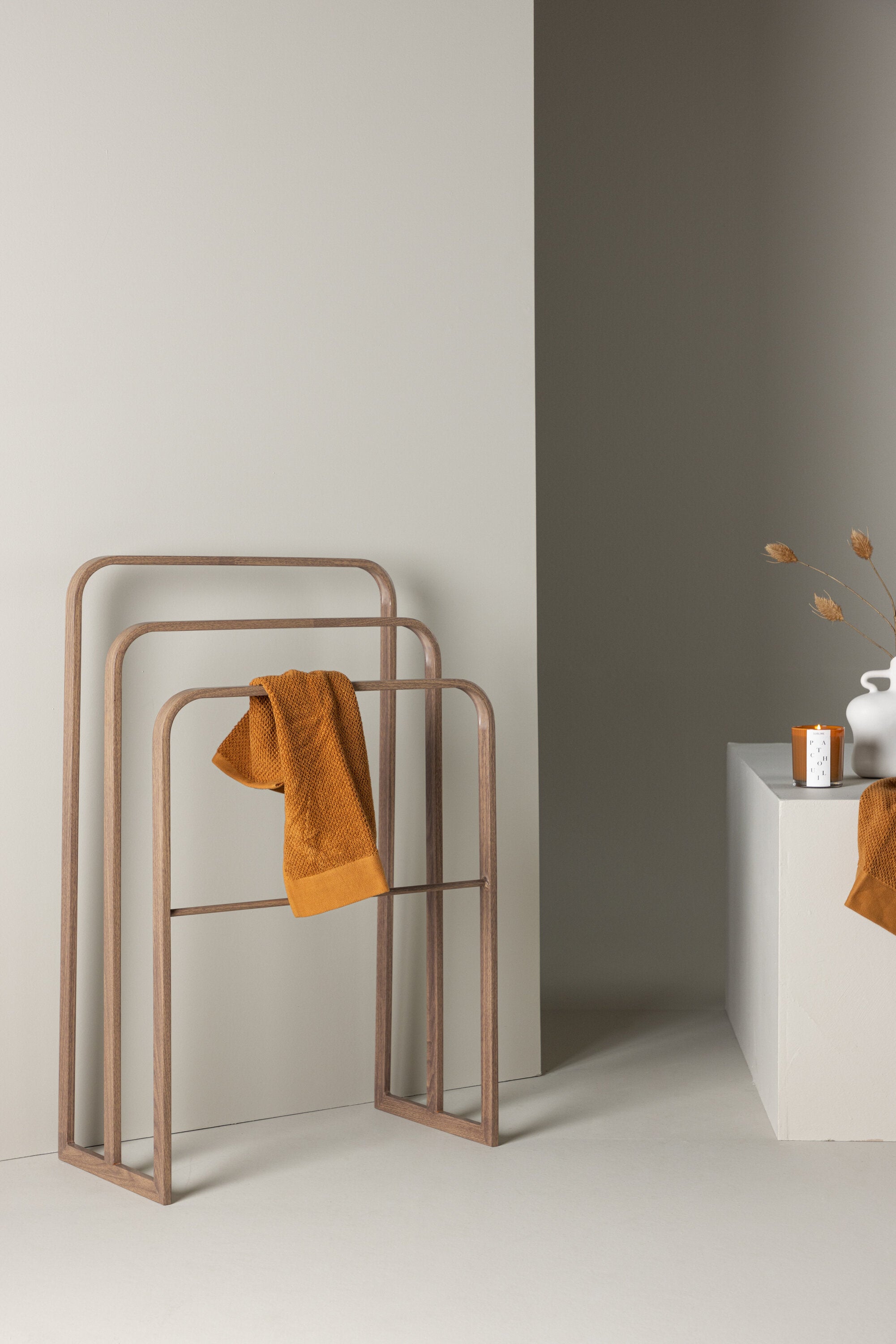 Drammen Hänger in Mokka präsentiert im Onlineshop von KAQTU Design AG. Stummer Diener ist von Vind