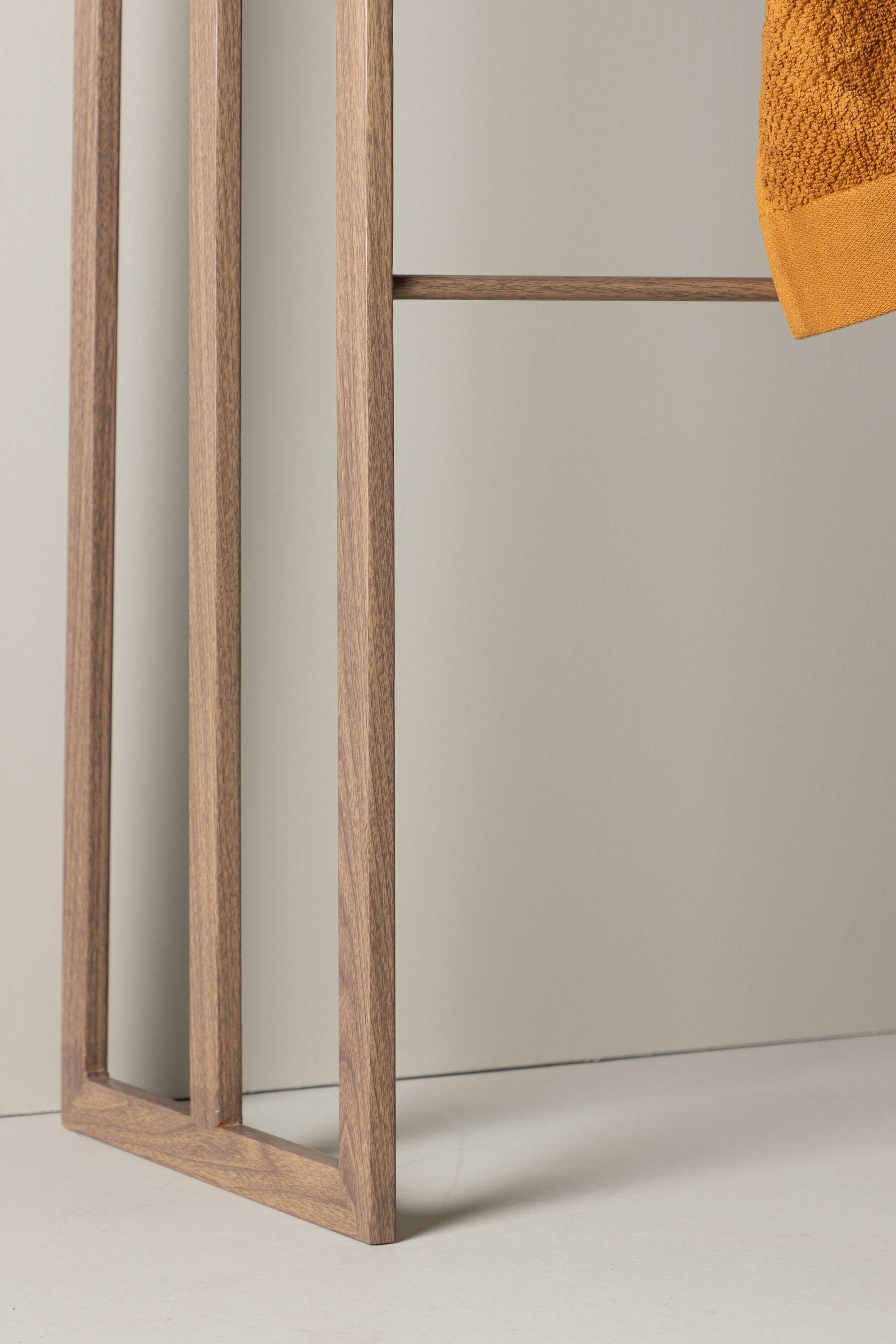 Drammen Hänger in Mokka präsentiert im Onlineshop von KAQTU Design AG. Stummer Diener ist von Vind