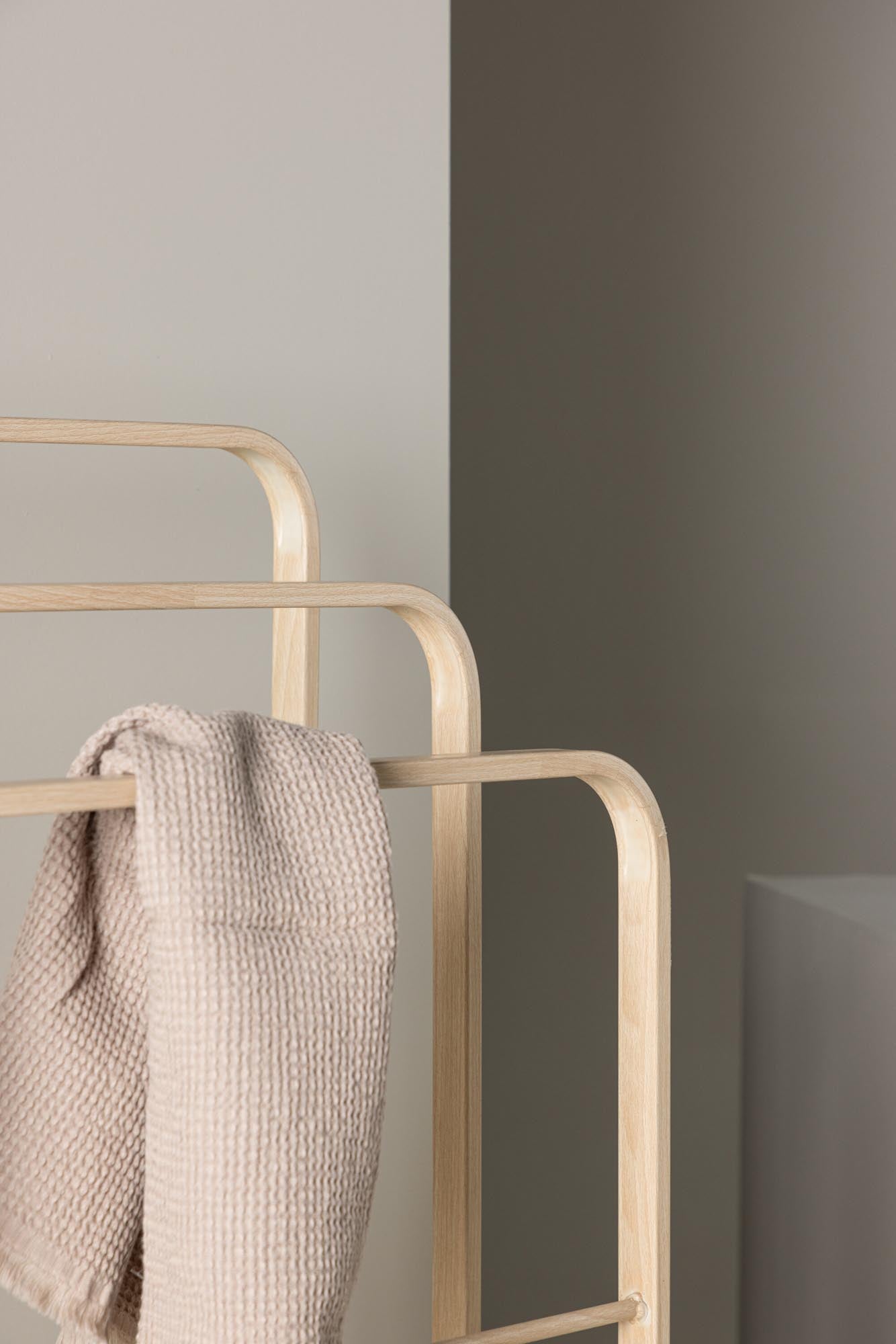 Eleganter Drammen Hänger von Vind: Ordnung in edlem Mokkaton.