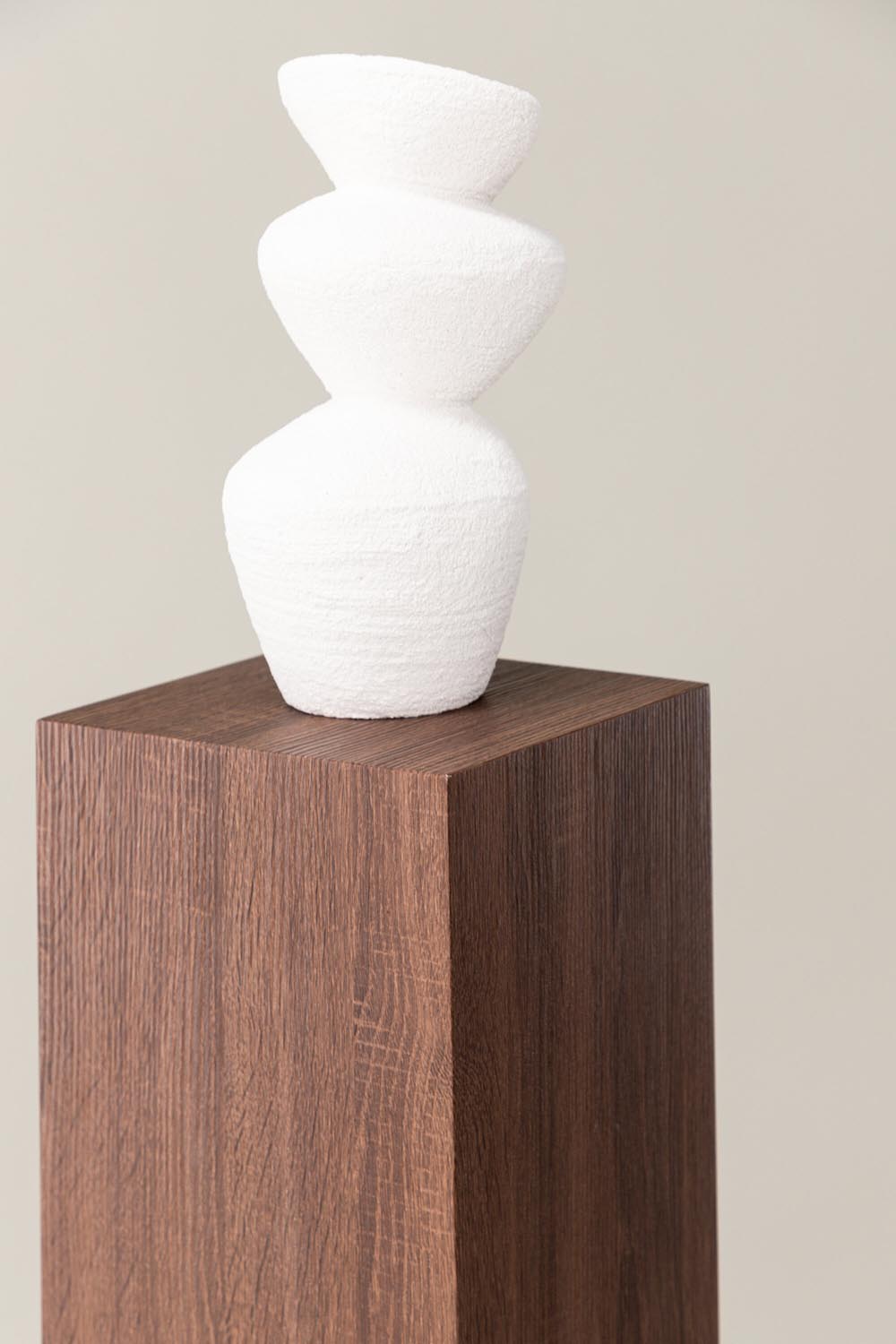 Ramsvik Sockel in Braun präsentiert im Onlineshop von KAQTU Design AG. Beistelltisch ist von Vind