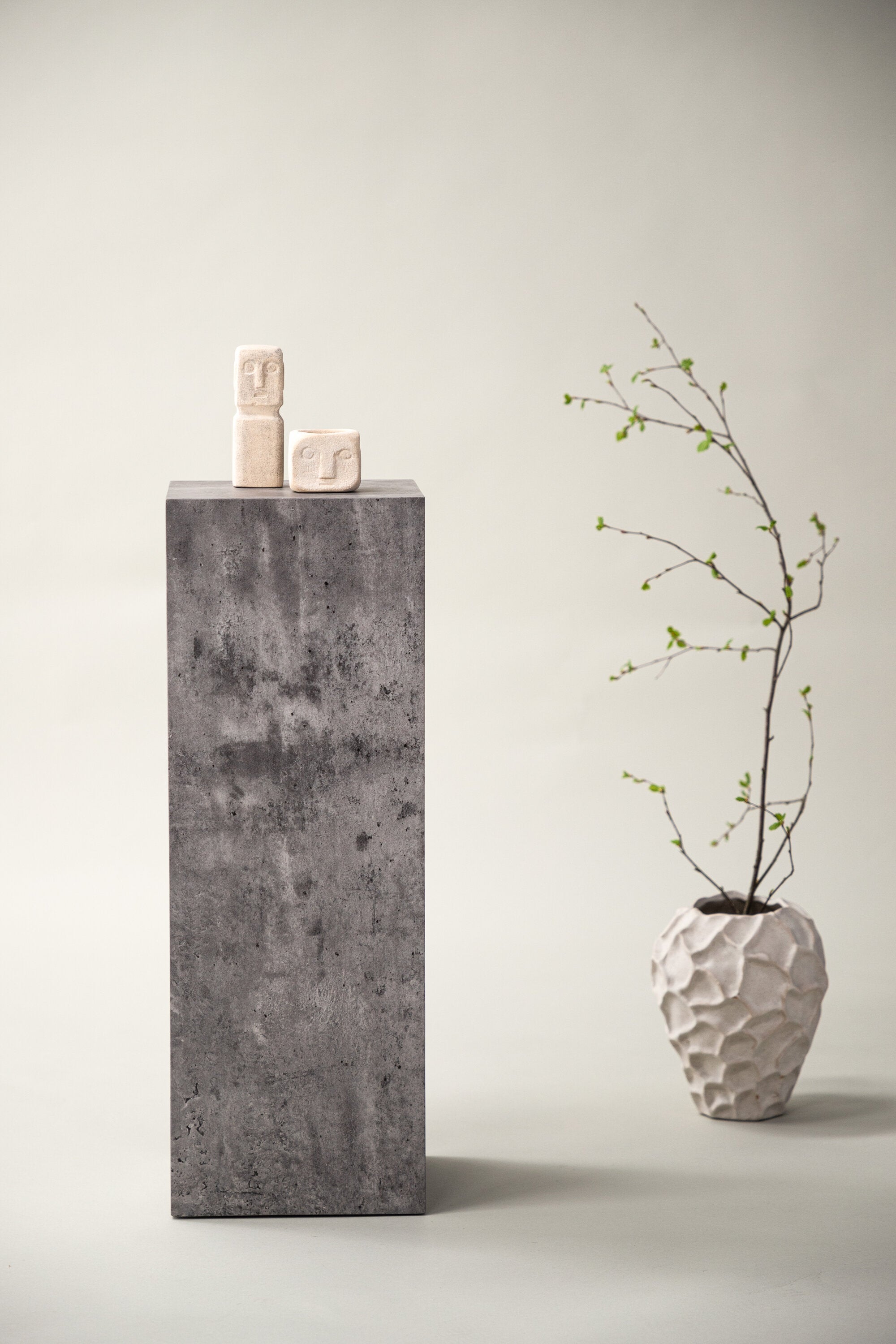 Ramsvik Sockel in Grau präsentiert im Onlineshop von KAQTU Design AG. Beistelltisch ist von Vind