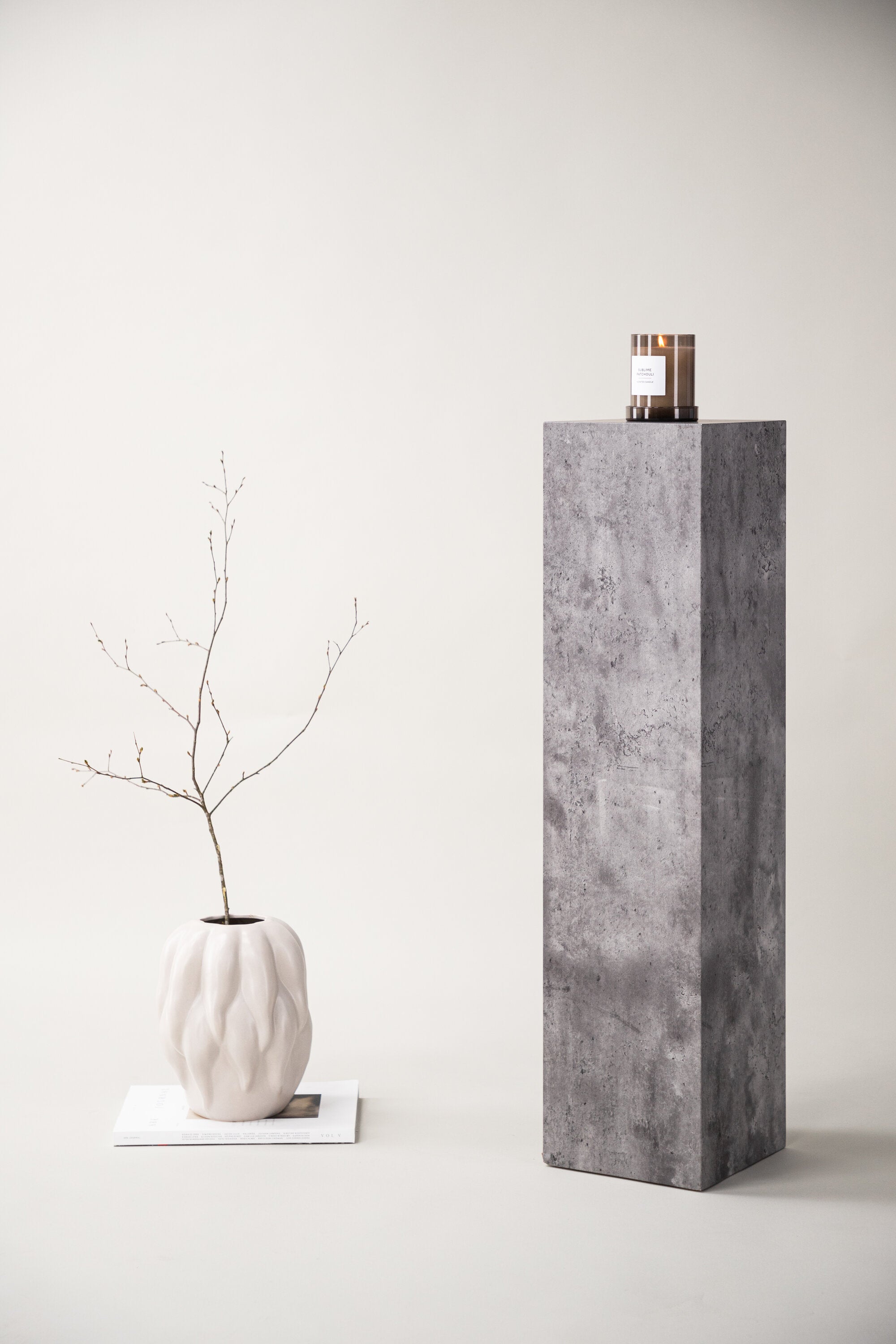 Ramsvik Sockel in Grau präsentiert im Onlineshop von KAQTU Design AG. Beistelltisch ist von Vind