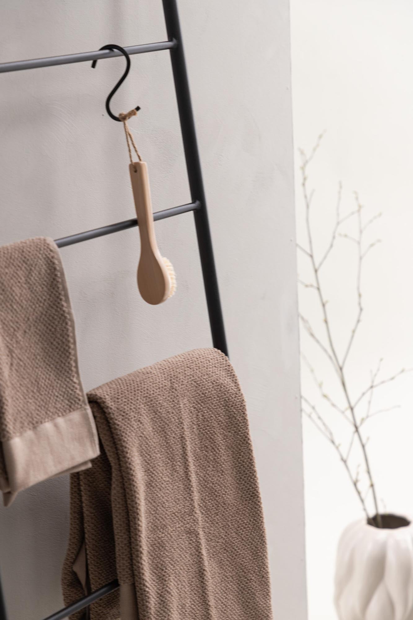 Drammen Kleiderbügel in Schwarz präsentiert im Onlineshop von KAQTU Design AG. Kleiderständer ist von Vind