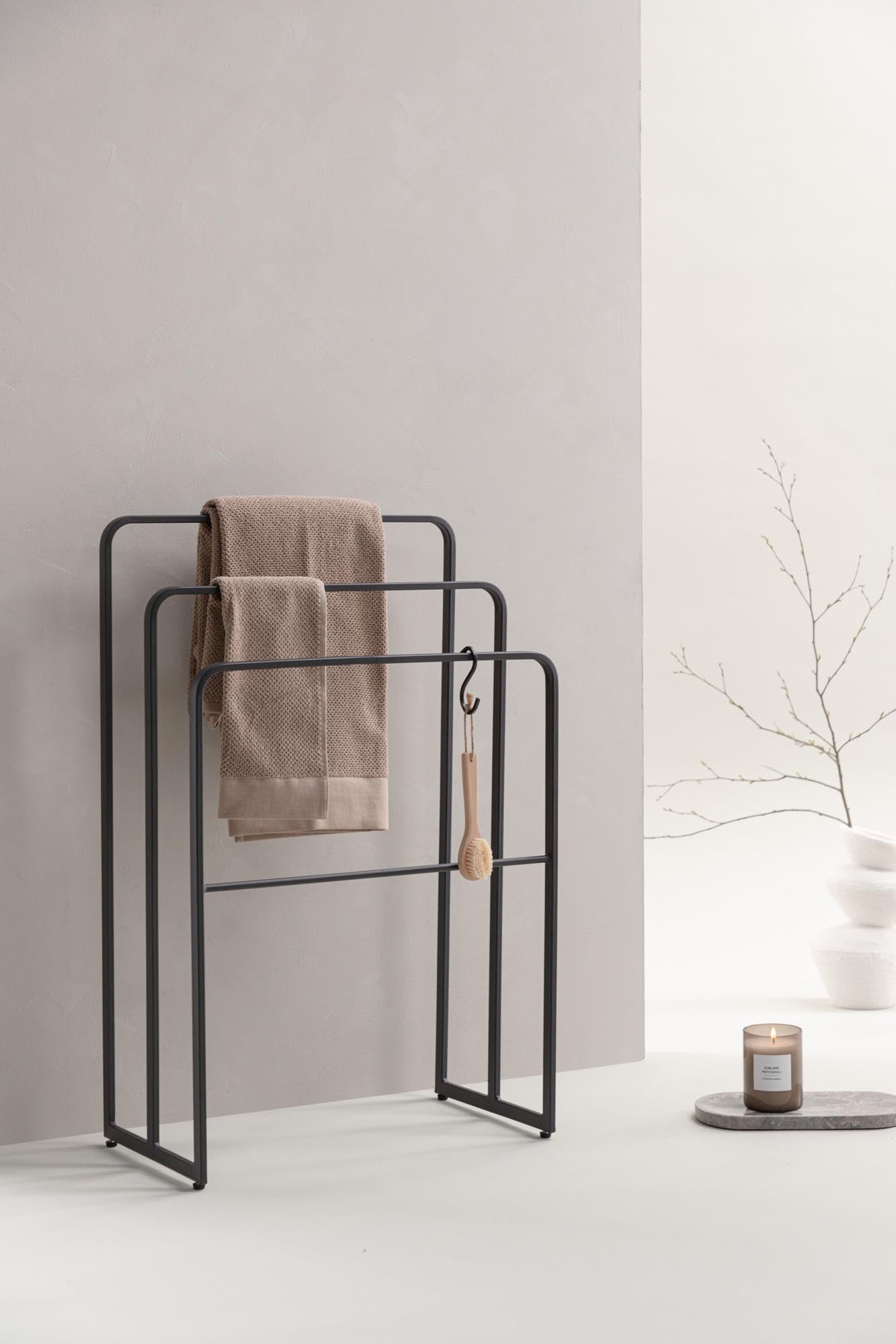 Drammen Kleiderbügel in Schwarz präsentiert im Onlineshop von KAQTU Design AG. Kleiderständer ist von Vind