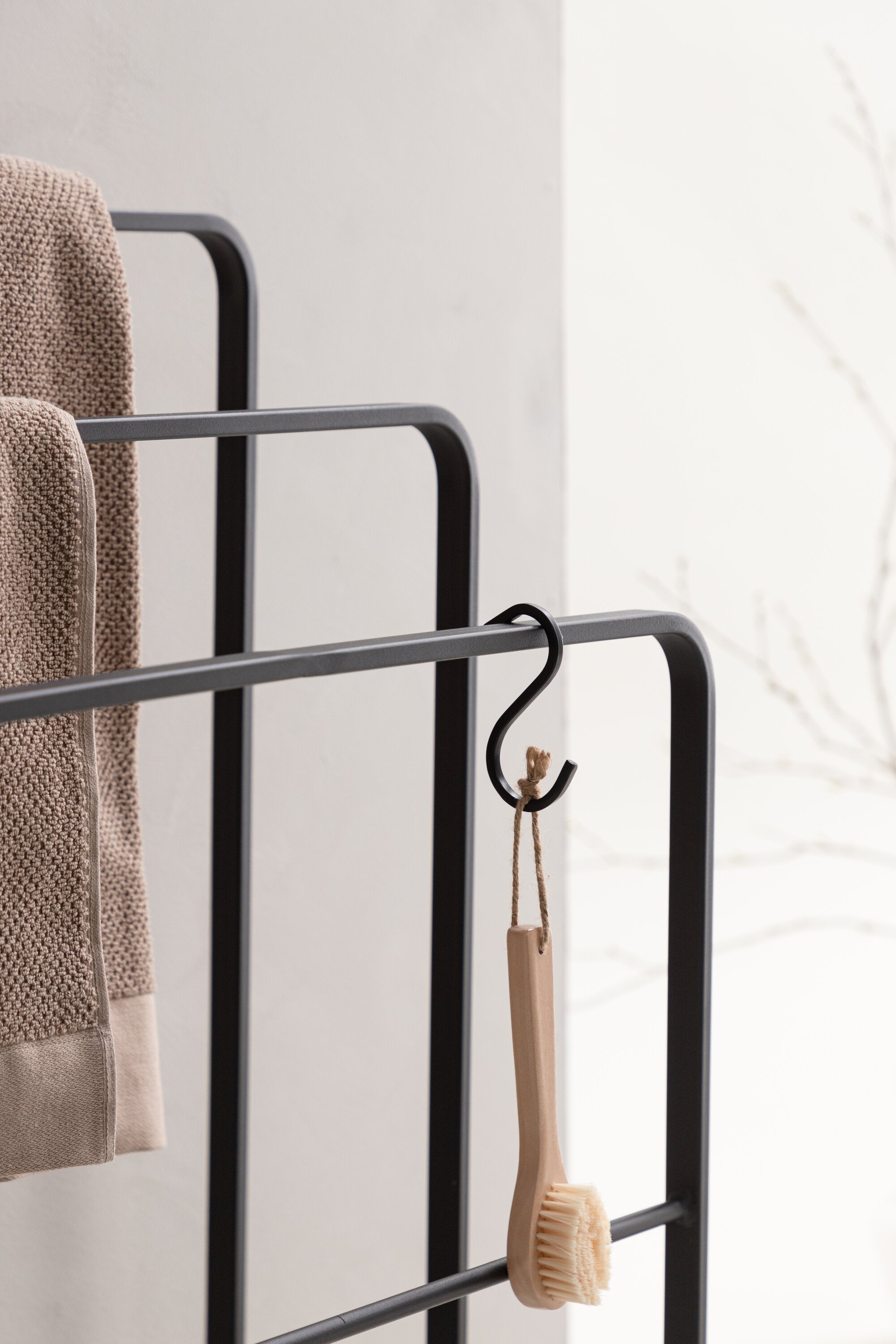 Drammen Kleiderbügel in Schwarz präsentiert im Onlineshop von KAQTU Design AG. Kleiderständer ist von Vind