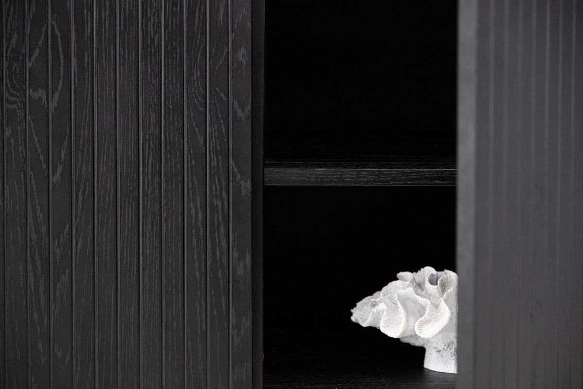 Björkön Kabinett in Schwarz präsentiert im Onlineshop von KAQTU Design AG. Cabinet ist von Vind