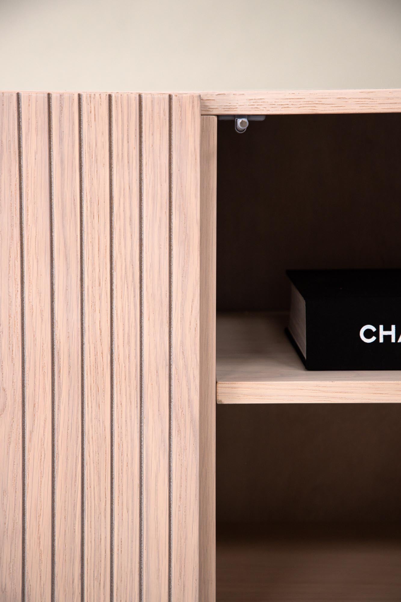 Björkön Kabinett: Minimalistische Raffinesse für moderne Wohnräume.