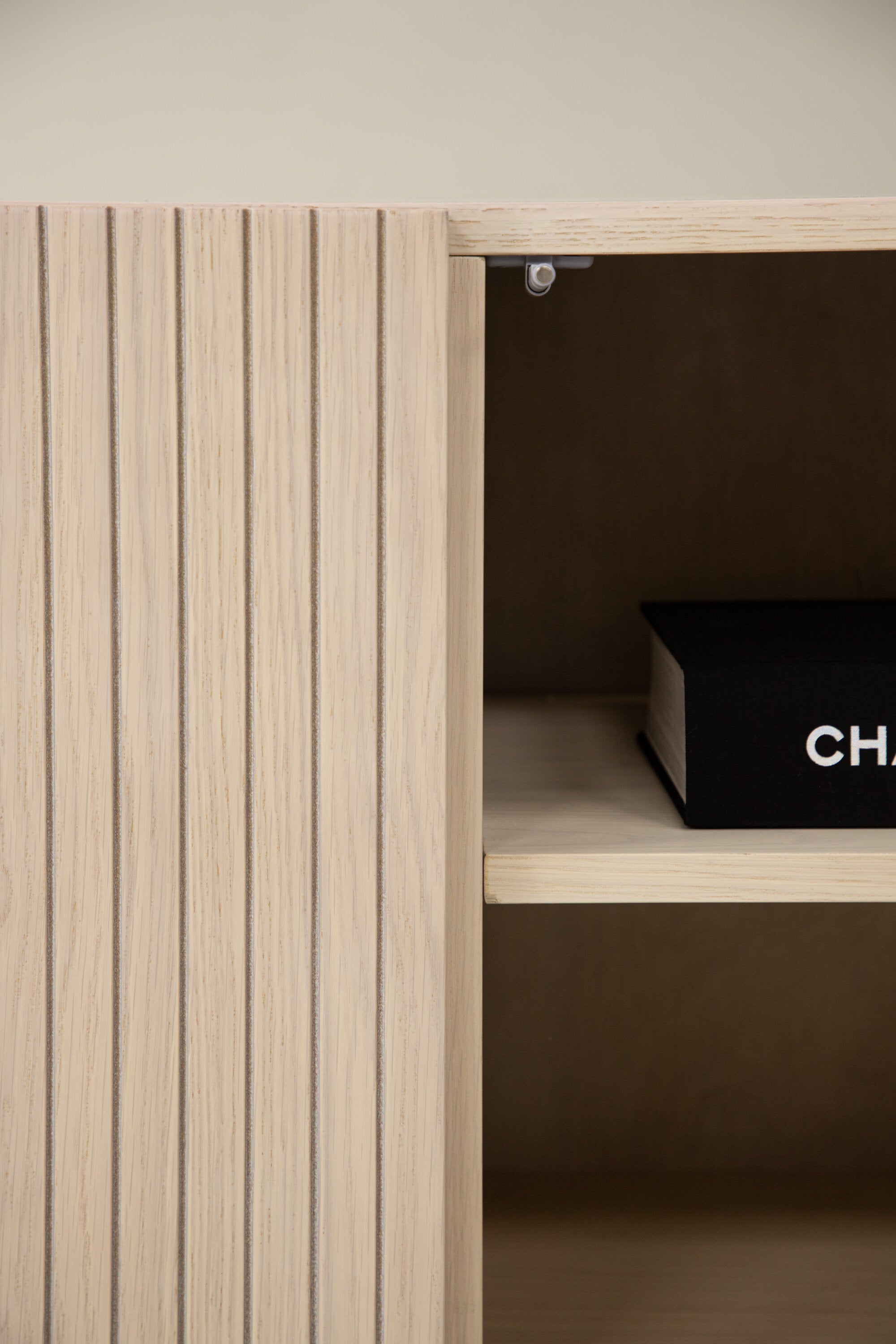 Björkön Kabinett in Tünchen präsentiert im Onlineshop von KAQTU Design AG. Cabinet ist von Vind