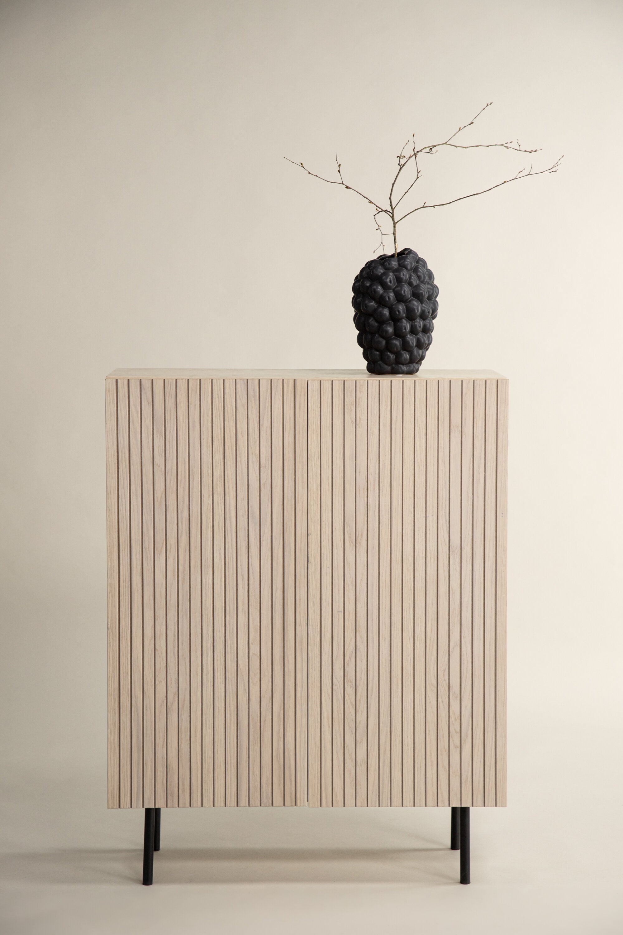 Björkön Kabinett in Tünchen präsentiert im Onlineshop von KAQTU Design AG. Cabinet ist von Vind