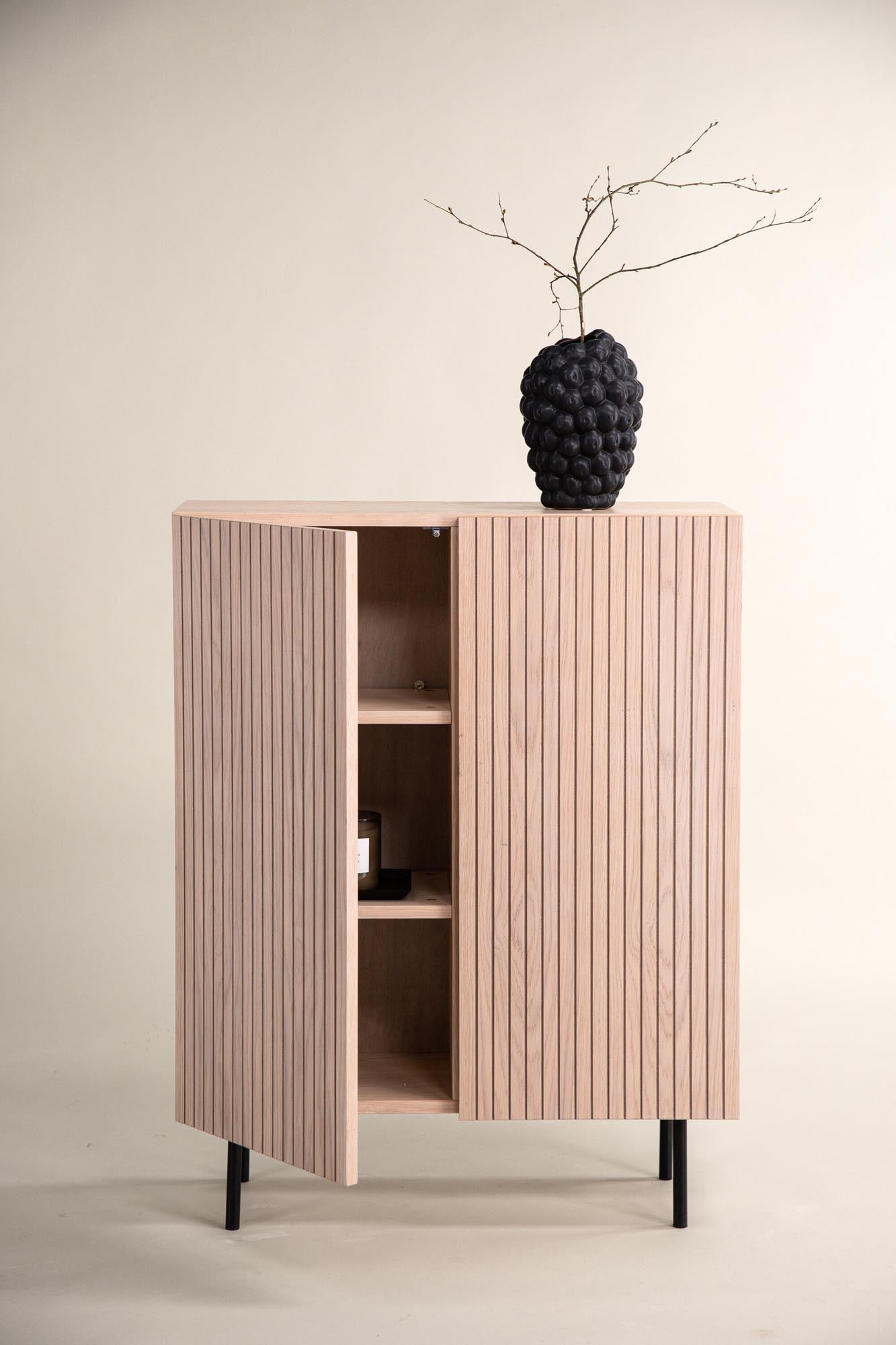 Björkön Kabinett von Vind: Eleganter Schrank mit Hochreliefdesign, ideal für stilvolle Akzente und praktischen Stauraum in jedem Raum.