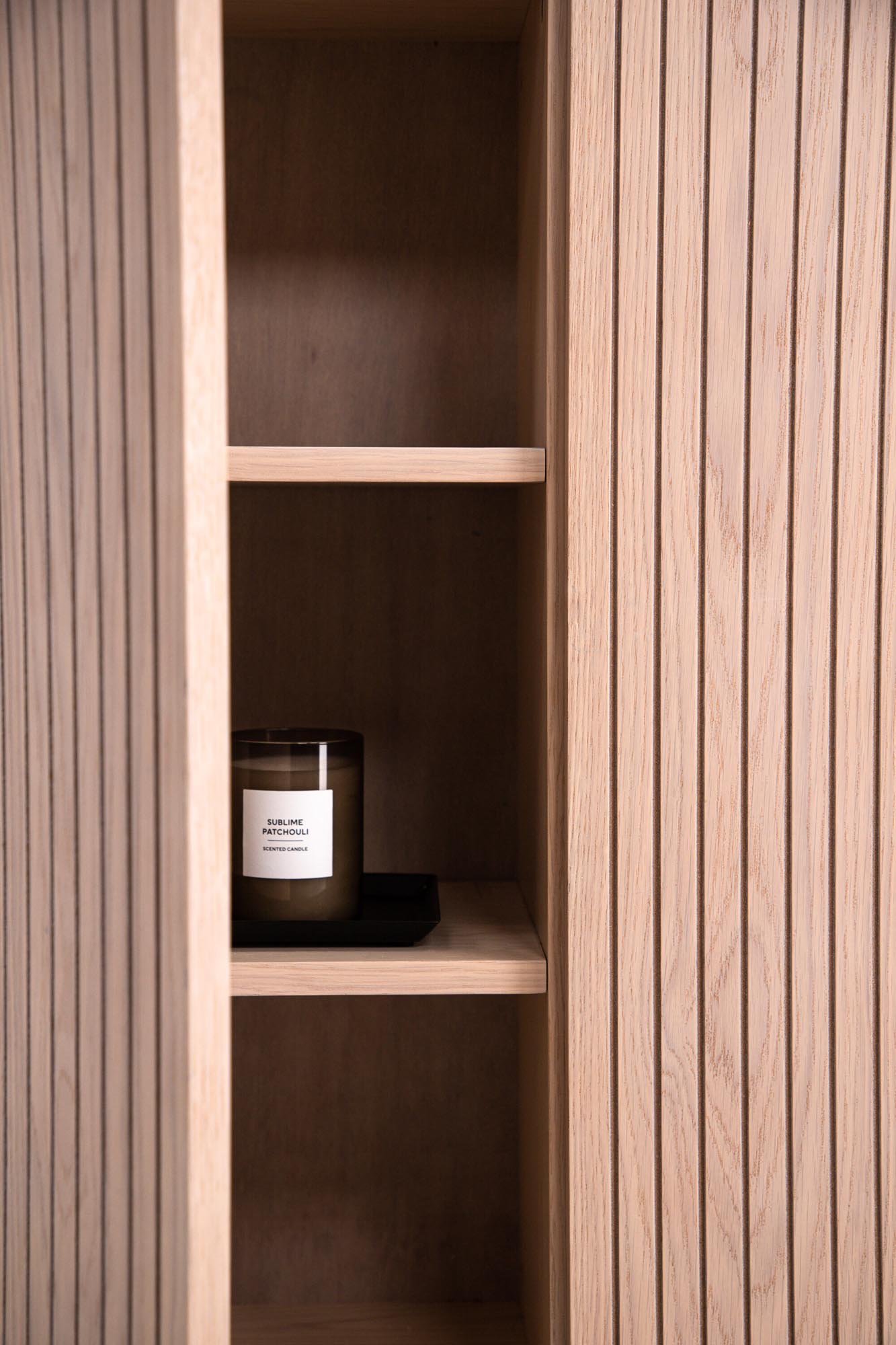 Björkön Kabinett: Stilvolle Aufbewahrung mit nordischem Charme.