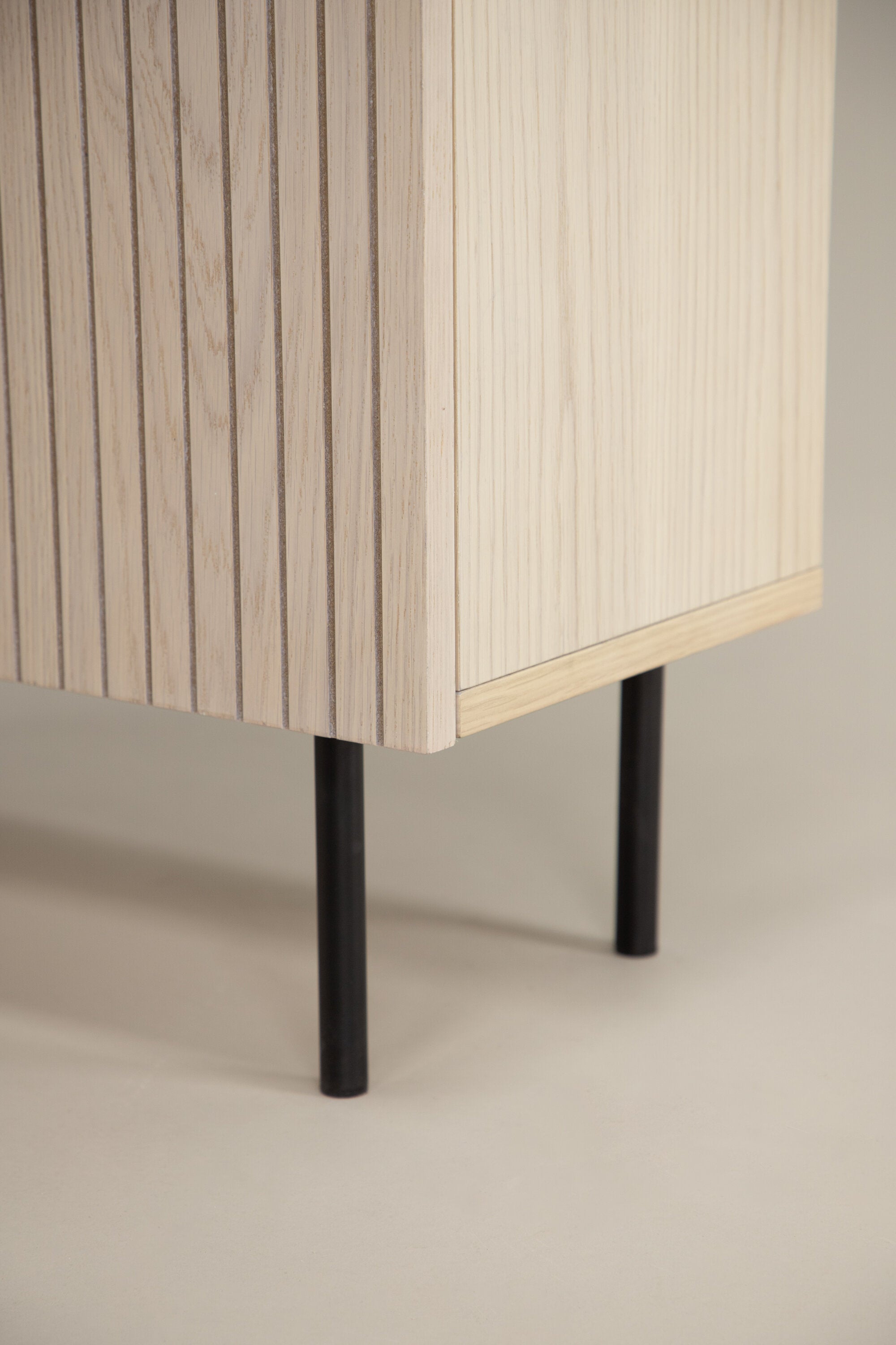 Björkön Kabinett in Tünchen präsentiert im Onlineshop von KAQTU Design AG. Cabinet ist von Vind