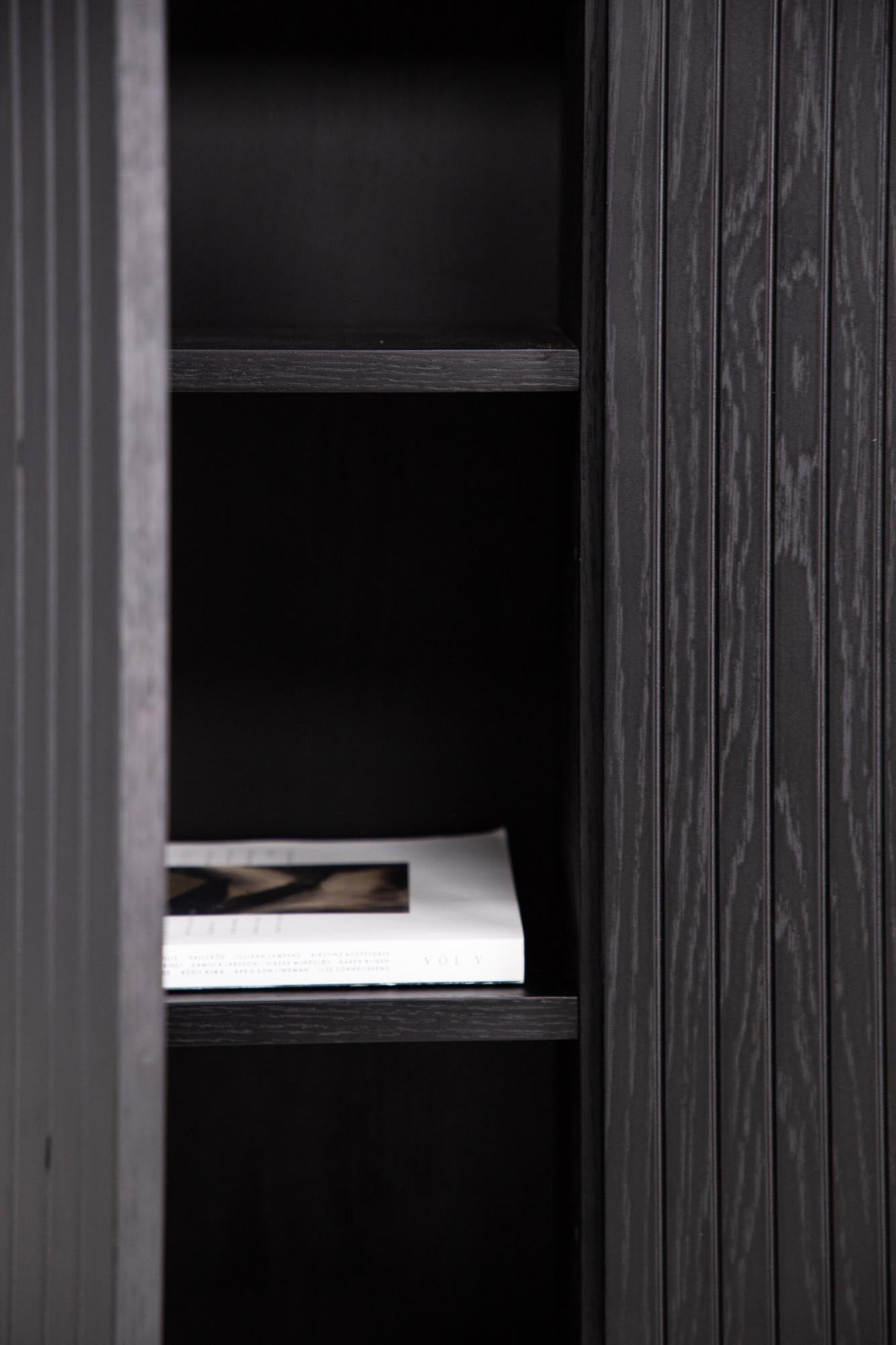 Björkön Kabinett von Vind: Eleganter Schrank mit Hochreliefdesign, ideal für stilvolle Akzente und praktischen Stauraum.