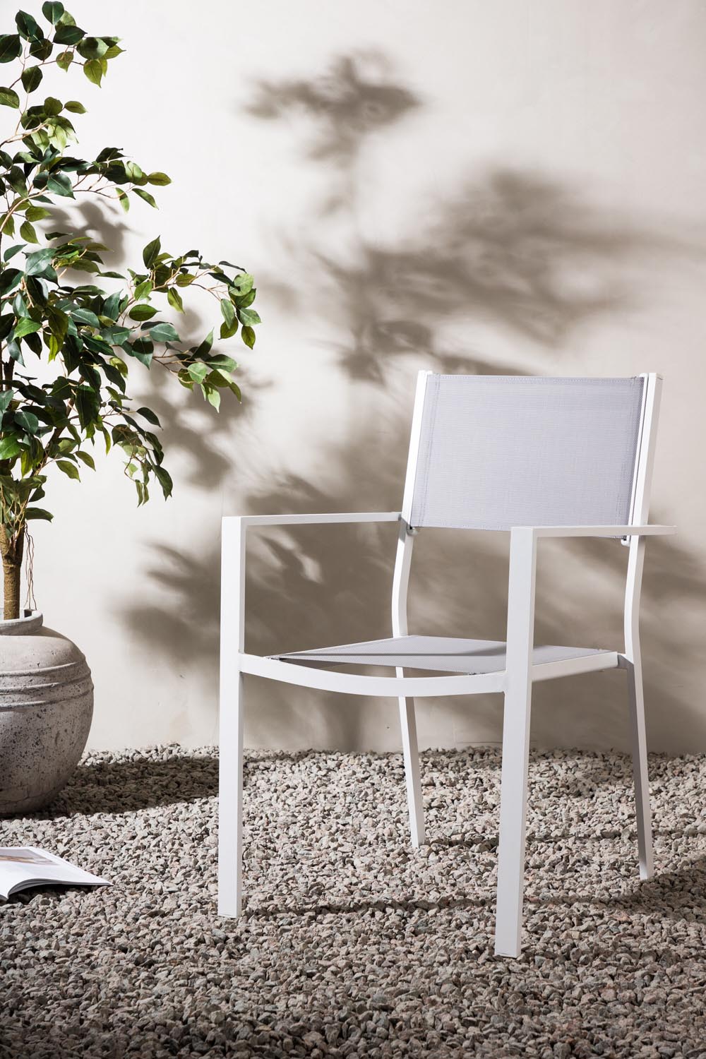 Copacabana Stapelstuhl in Weiss präsentiert im Onlineshop von KAQTU Design AG. Gartenstuhl mit Armlehnen ist von Venture Home
