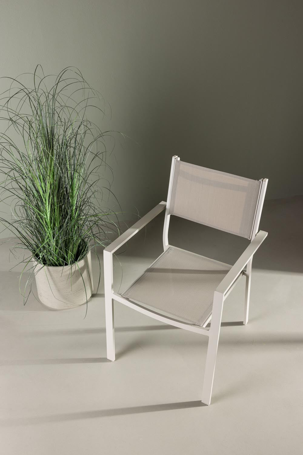 Copacabana Stapelstuhl in Beige präsentiert im Onlineshop von KAQTU Design AG. Gartenstuhl mit Armlehnen ist von Venture Home