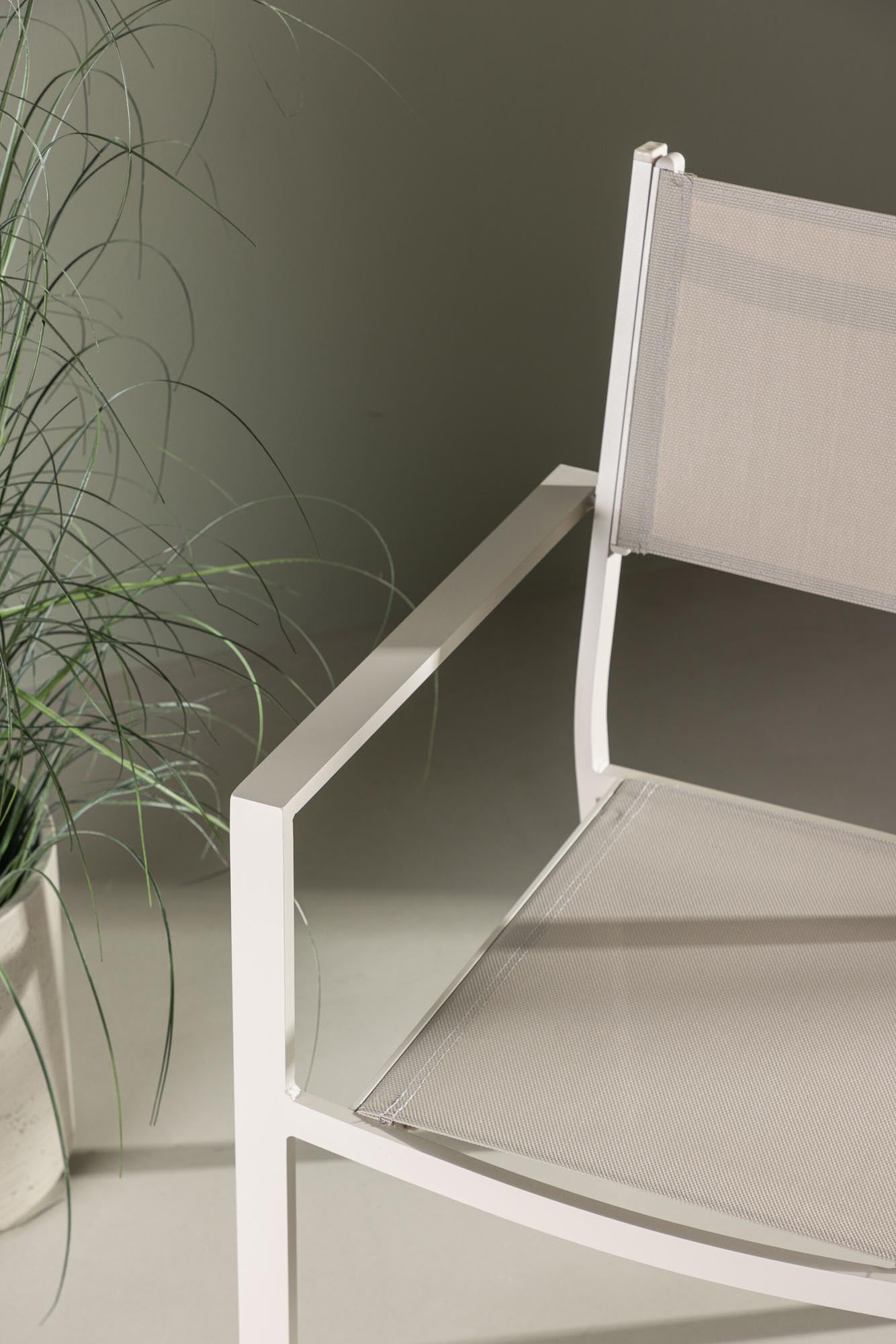 Eleganter und wetterfester Copacabana Stapelstuhl von Venture Home – ideal für entspannte Stunden im Garten.