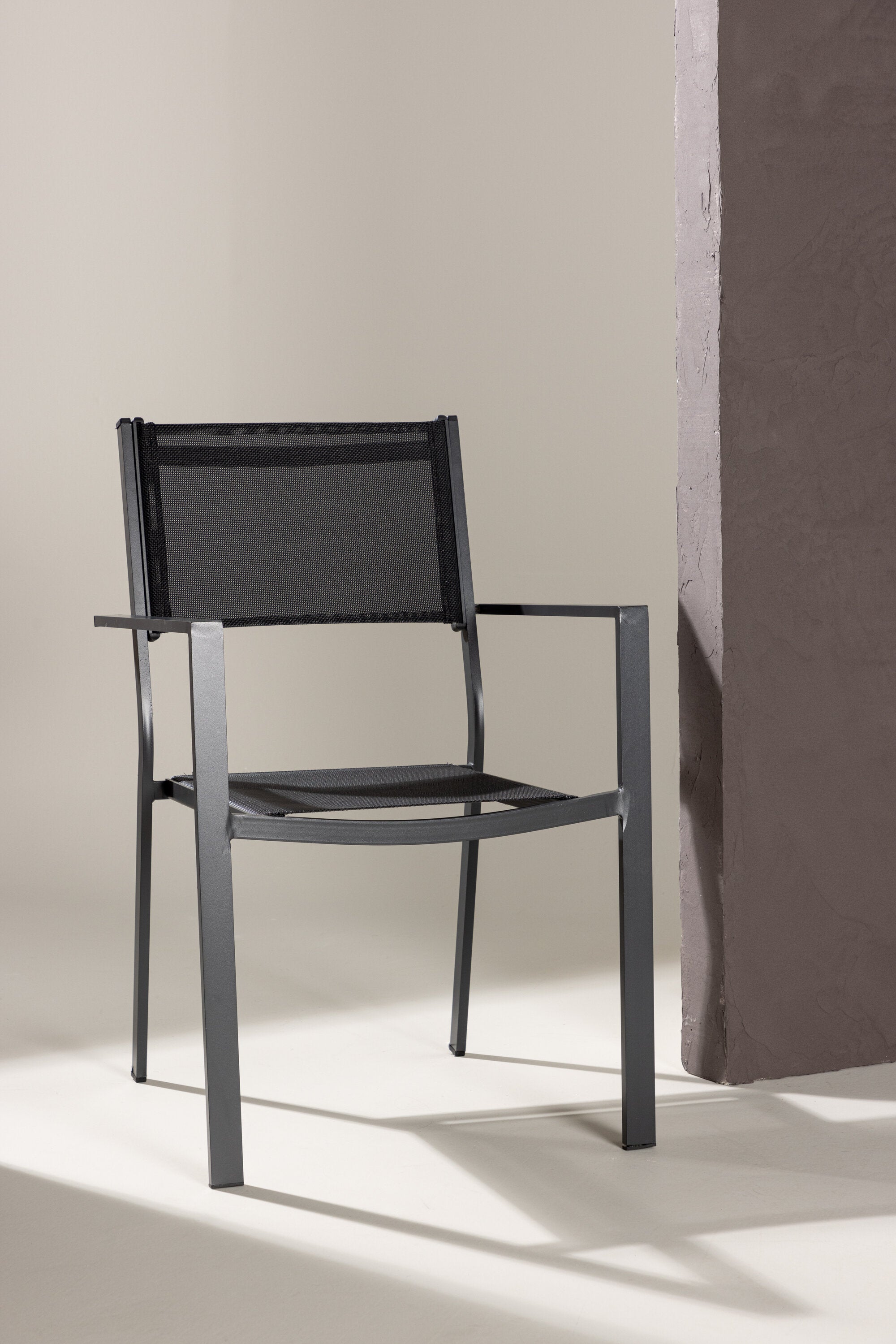 Copacabana Stapelstuhl in Schwarz präsentiert im Onlineshop von KAQTU Design AG. Gartenstuhl mit Armlehnen ist von Venture Home