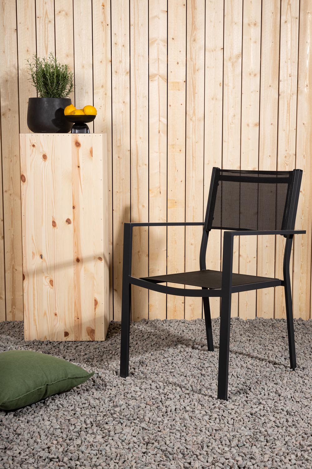 Copacabana Stapelstuhl in Schwarz präsentiert im Onlineshop von KAQTU Design AG. Gartenstuhl mit Armlehnen ist von Venture Home